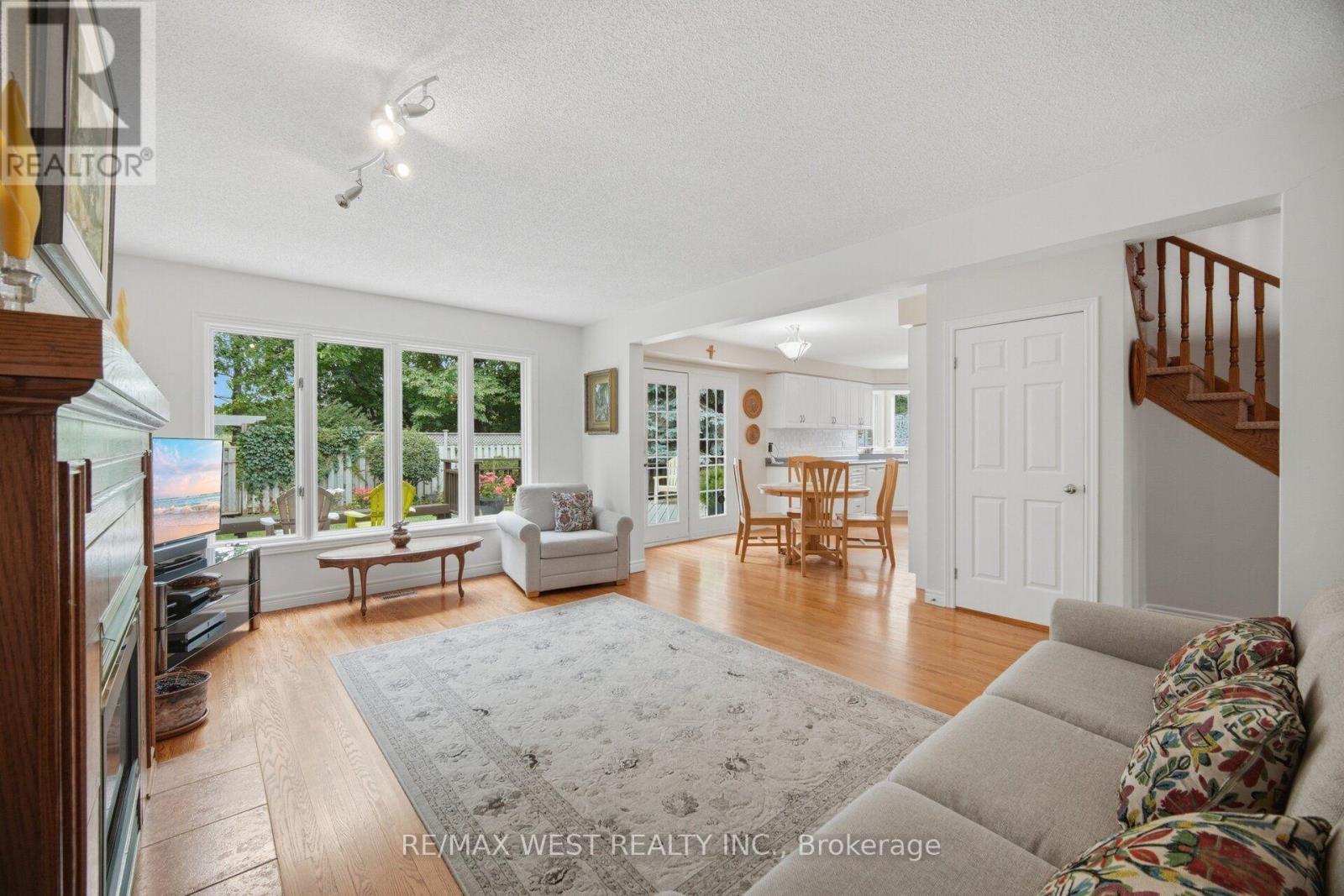 27 Norma Crescent, Hamilton, ON - Indoor Photo Showing Living Room With Fireplace
