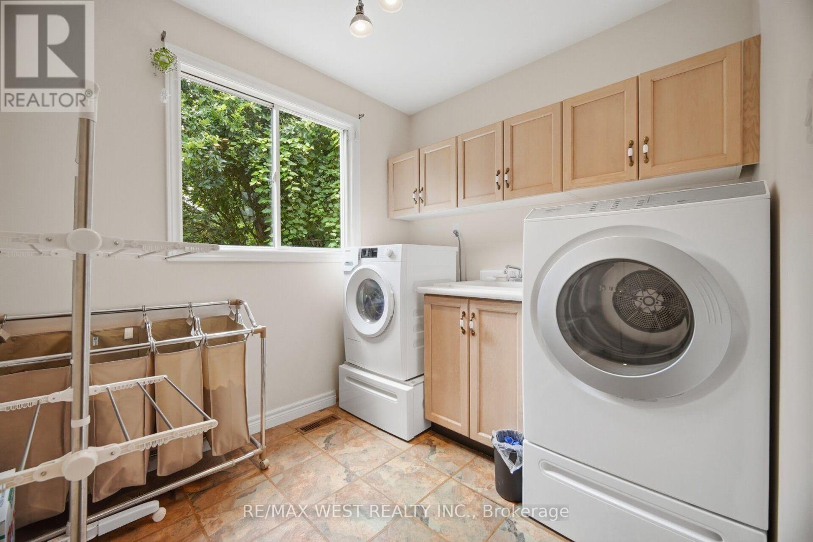 27 Norma Crescent, Hamilton, ON - Indoor Photo Showing Laundry Room