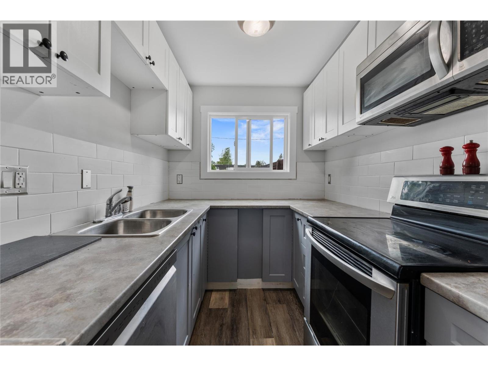 3135 Walnut Street Unit# 5, Kelowna, BC - Indoor Photo Showing Kitchen With Double Sink