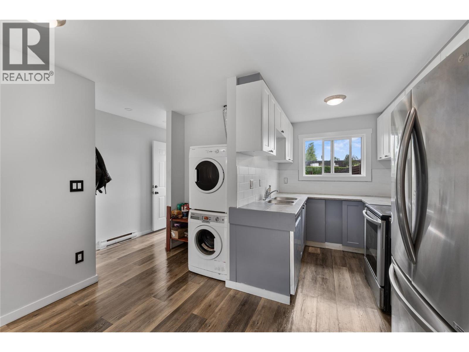 3135 Walnut Street Unit# 5, Kelowna, BC - Indoor Photo Showing Laundry Room