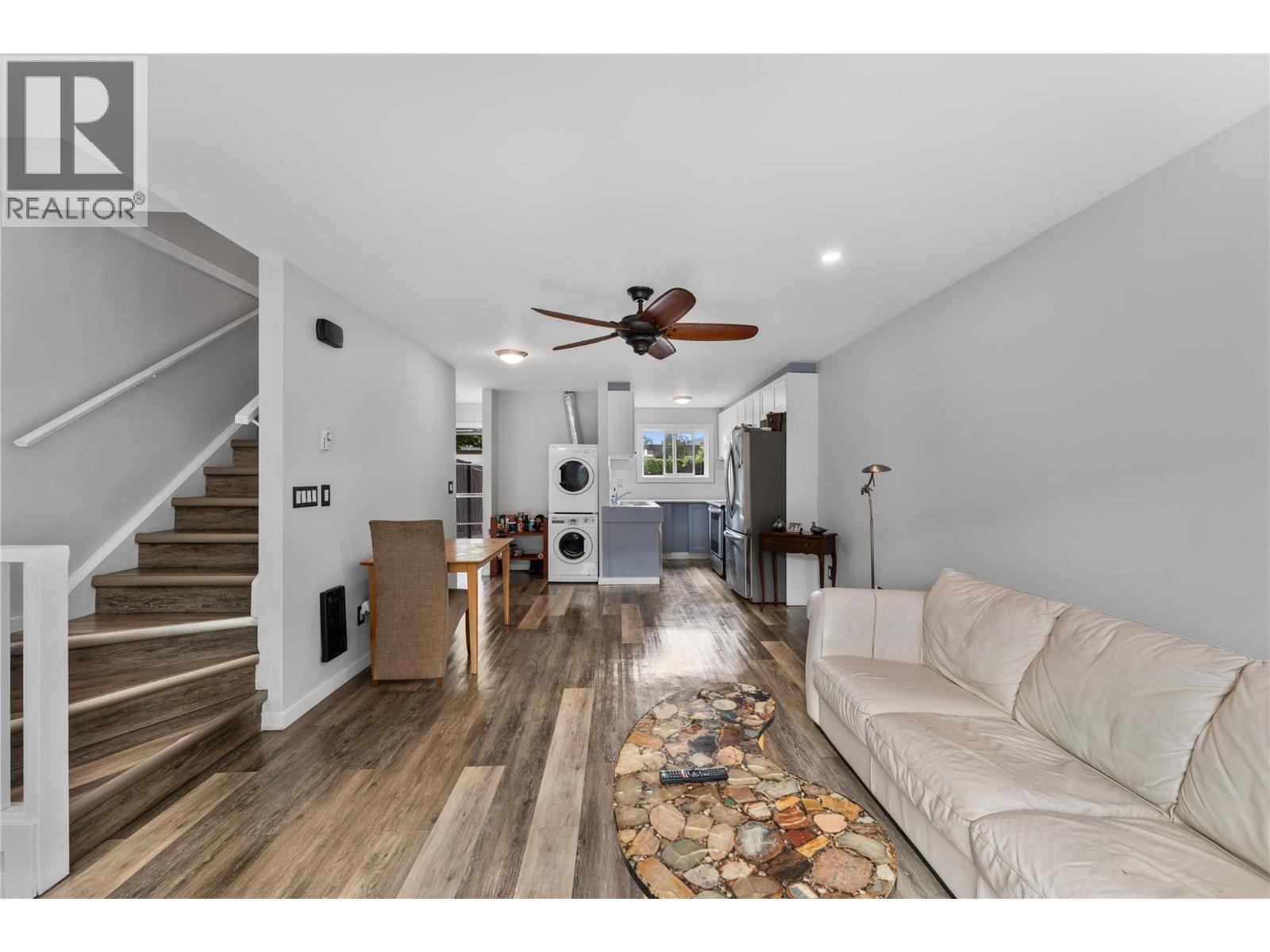 3135 Walnut Street Unit# 5, Kelowna, BC - Indoor Photo Showing Living Room