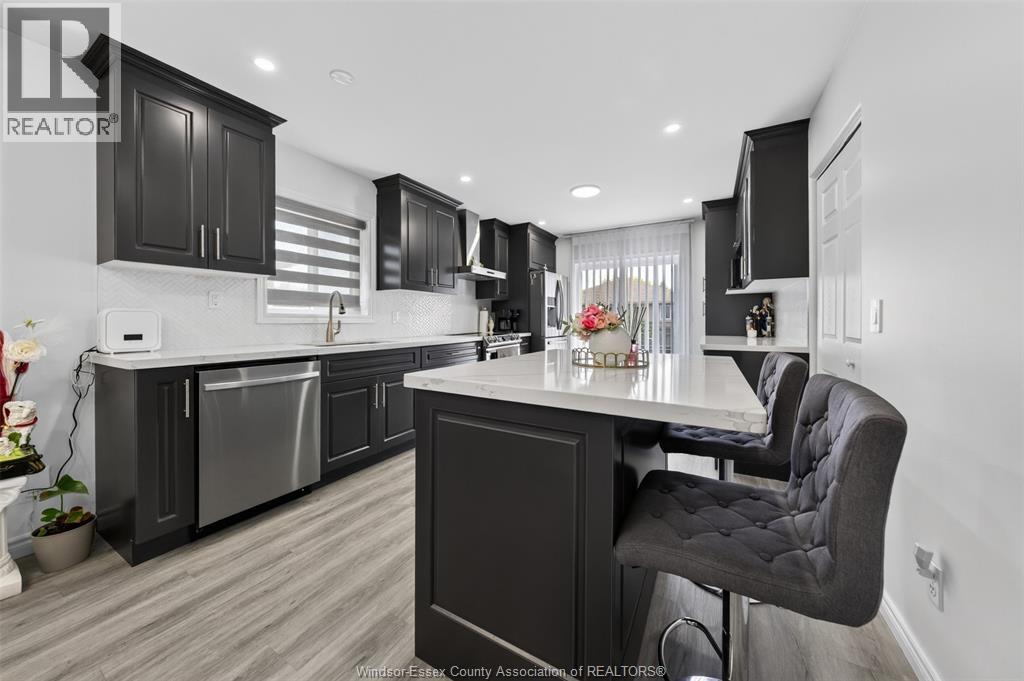 4844 Whitefish Crescent, Windsor, ON - Indoor Photo Showing Kitchen With Upgraded Kitchen