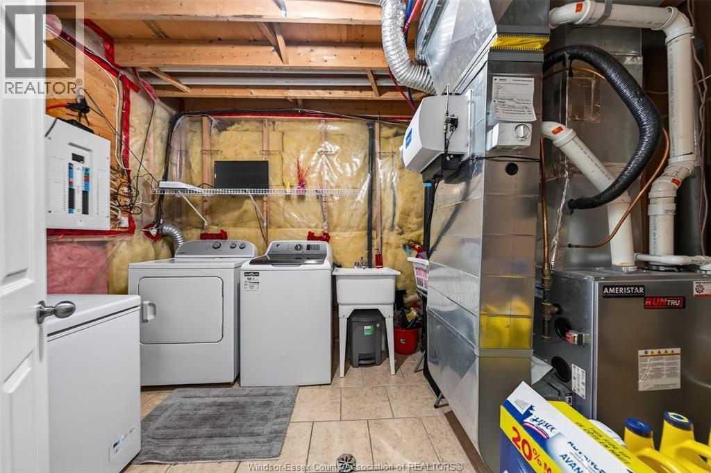4844 Whitefish Crescent, Windsor, ON - Indoor Photo Showing Laundry Room