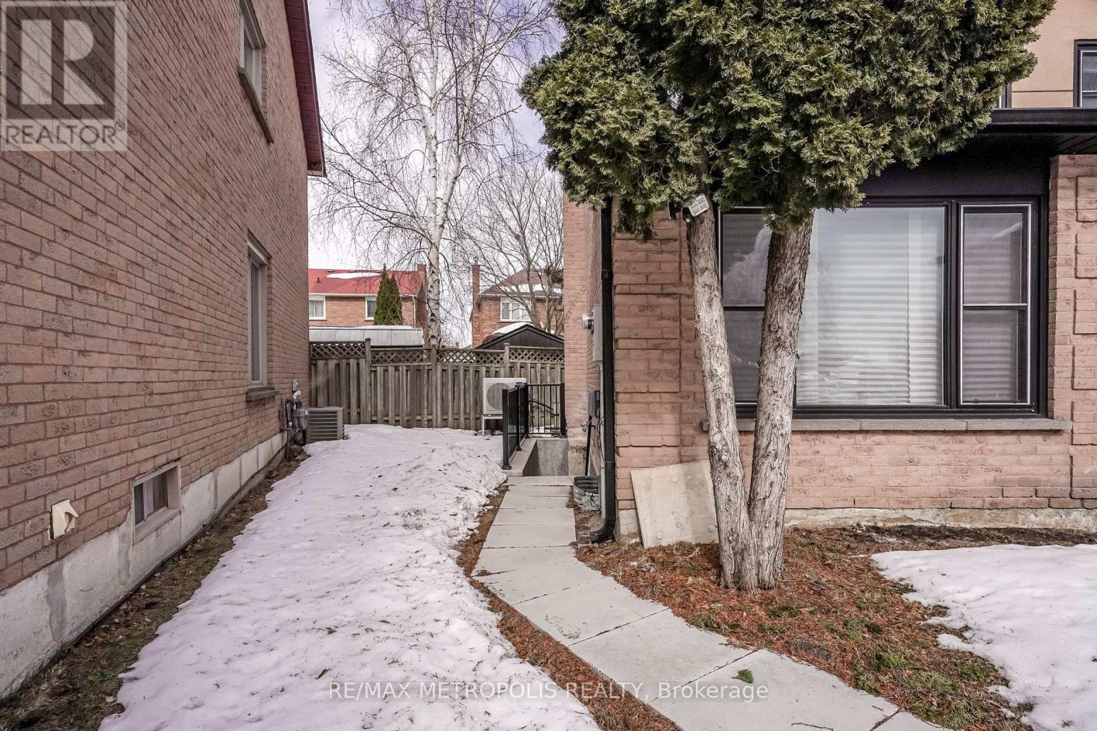 Bsmt - 570 Springview Drive, Pickering, ON - Outdoor