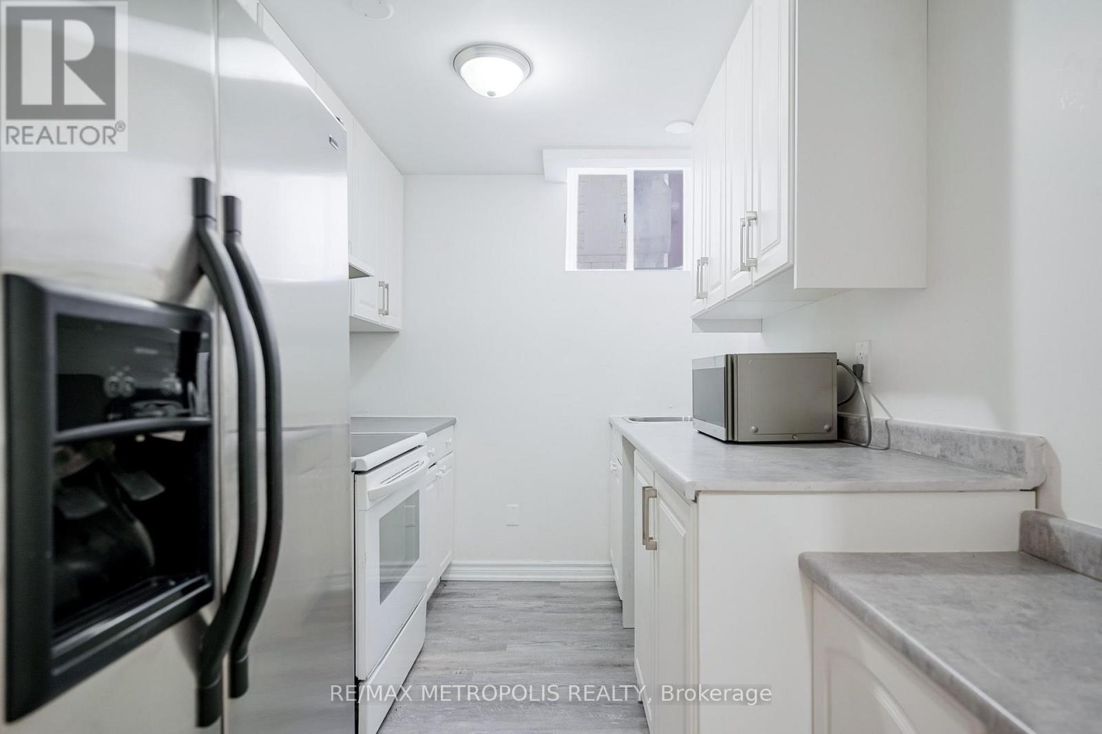 Bsmt - 570 Springview Drive, Pickering, ON - Indoor Photo Showing Kitchen