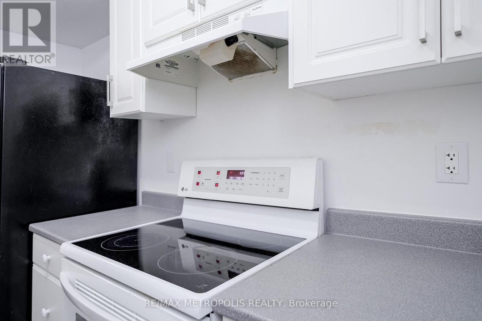 Bsmt - 570 Springview Drive, Pickering, ON - Indoor Photo Showing Kitchen