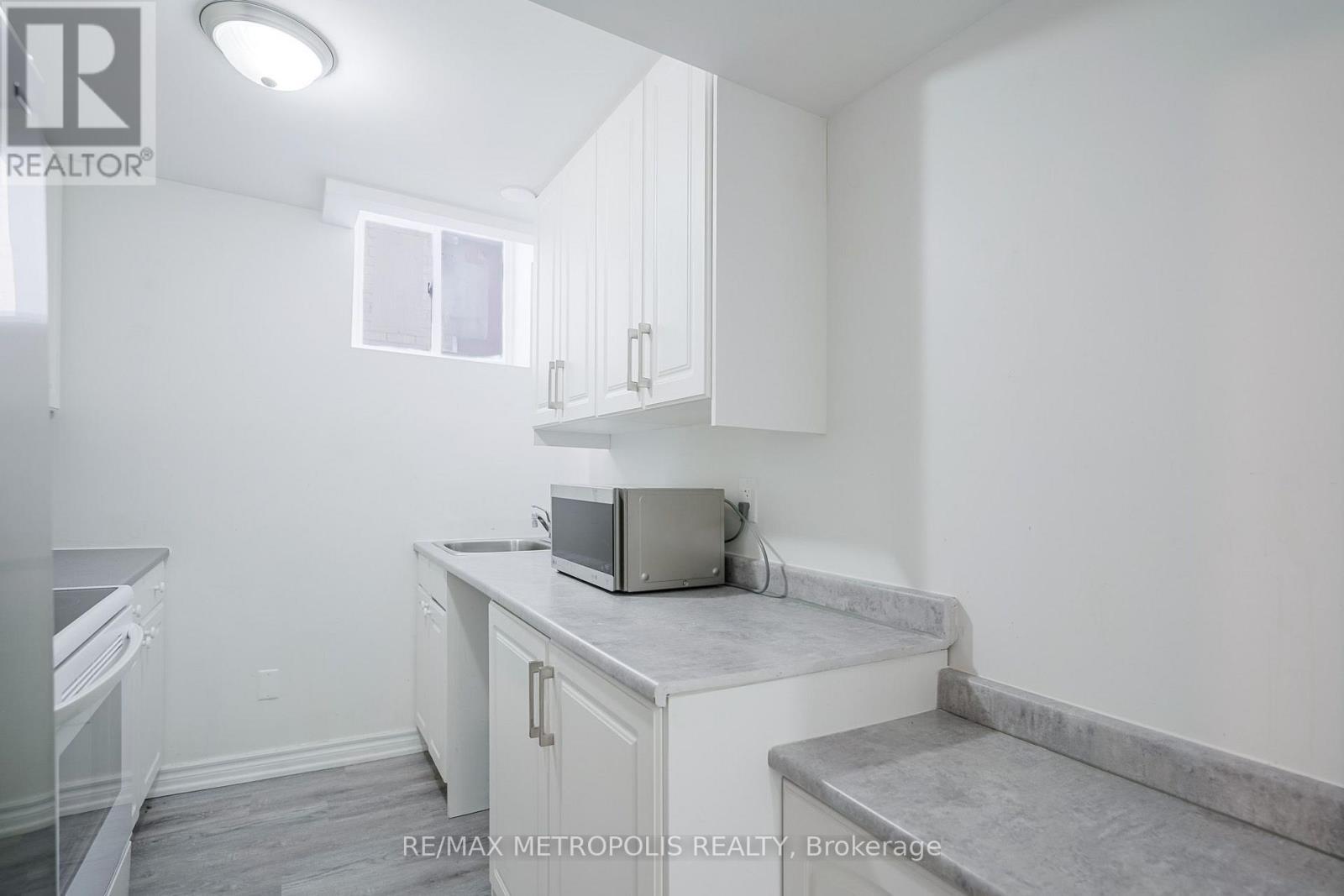 Bsmt - 570 Springview Drive, Pickering, ON - Indoor Photo Showing Kitchen