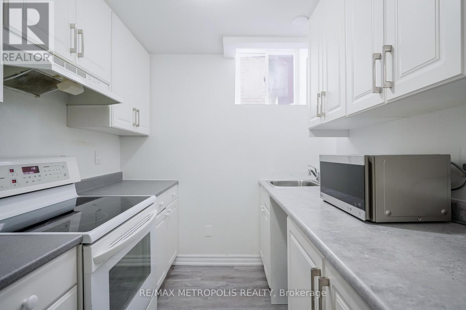 Bsmt - 570 Springview Drive, Pickering, ON - Indoor Photo Showing Kitchen