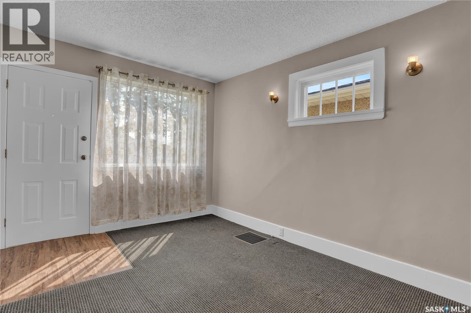 2022 Elliott Street, Regina, SK - Indoor Photo Showing Other Room