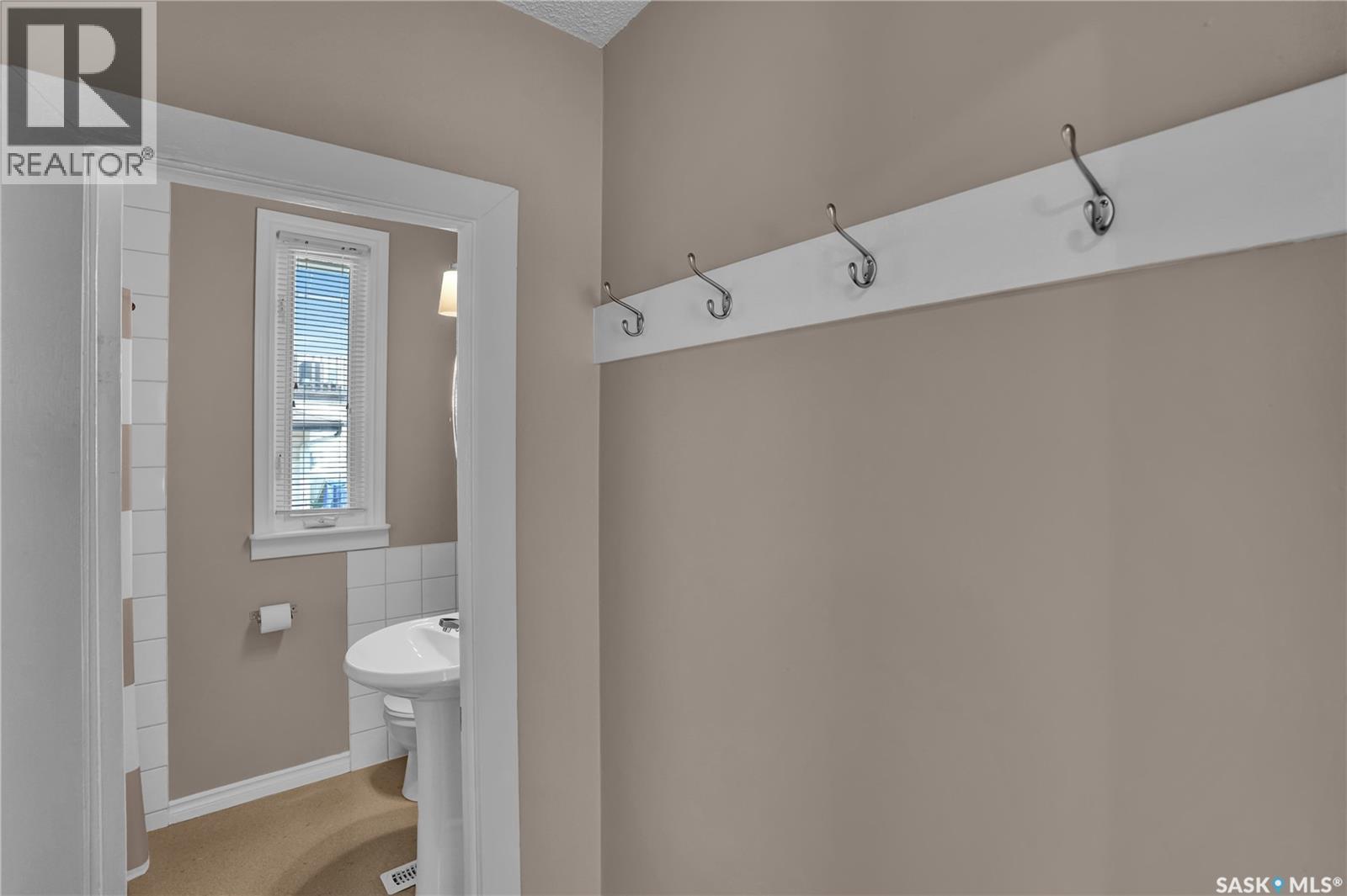 2022 Elliott Street, Regina, SK - Indoor