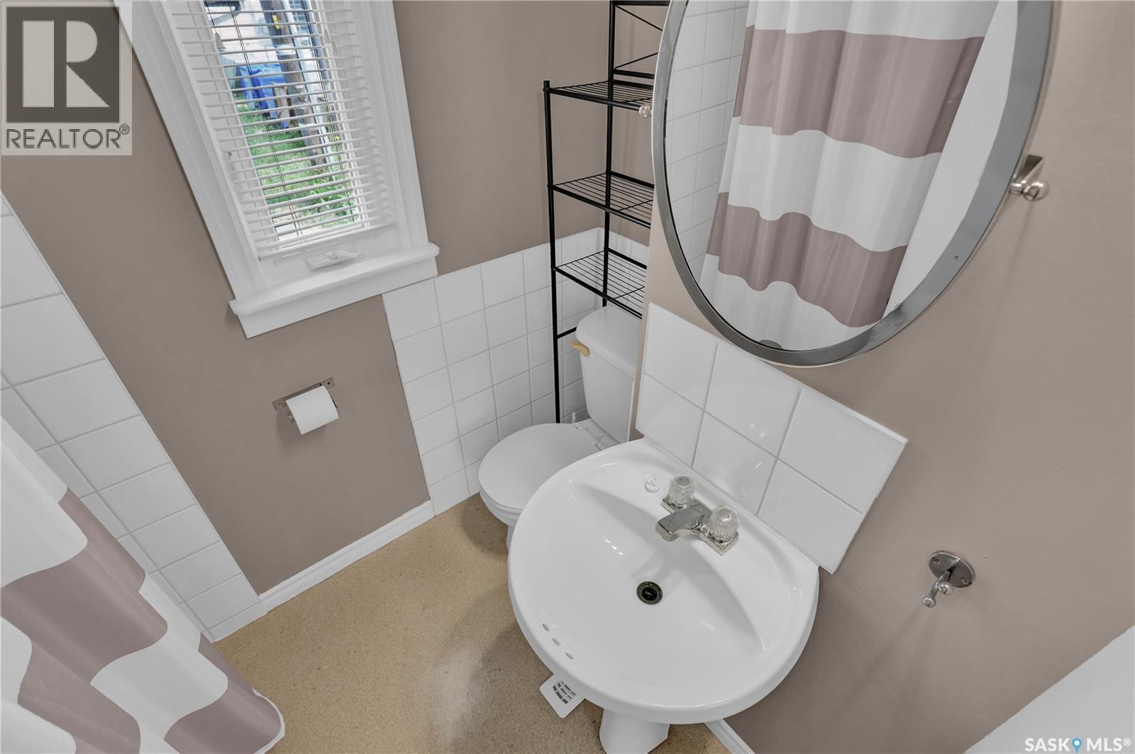 2022 Elliott Street, Regina, SK - Indoor Photo Showing Bathroom