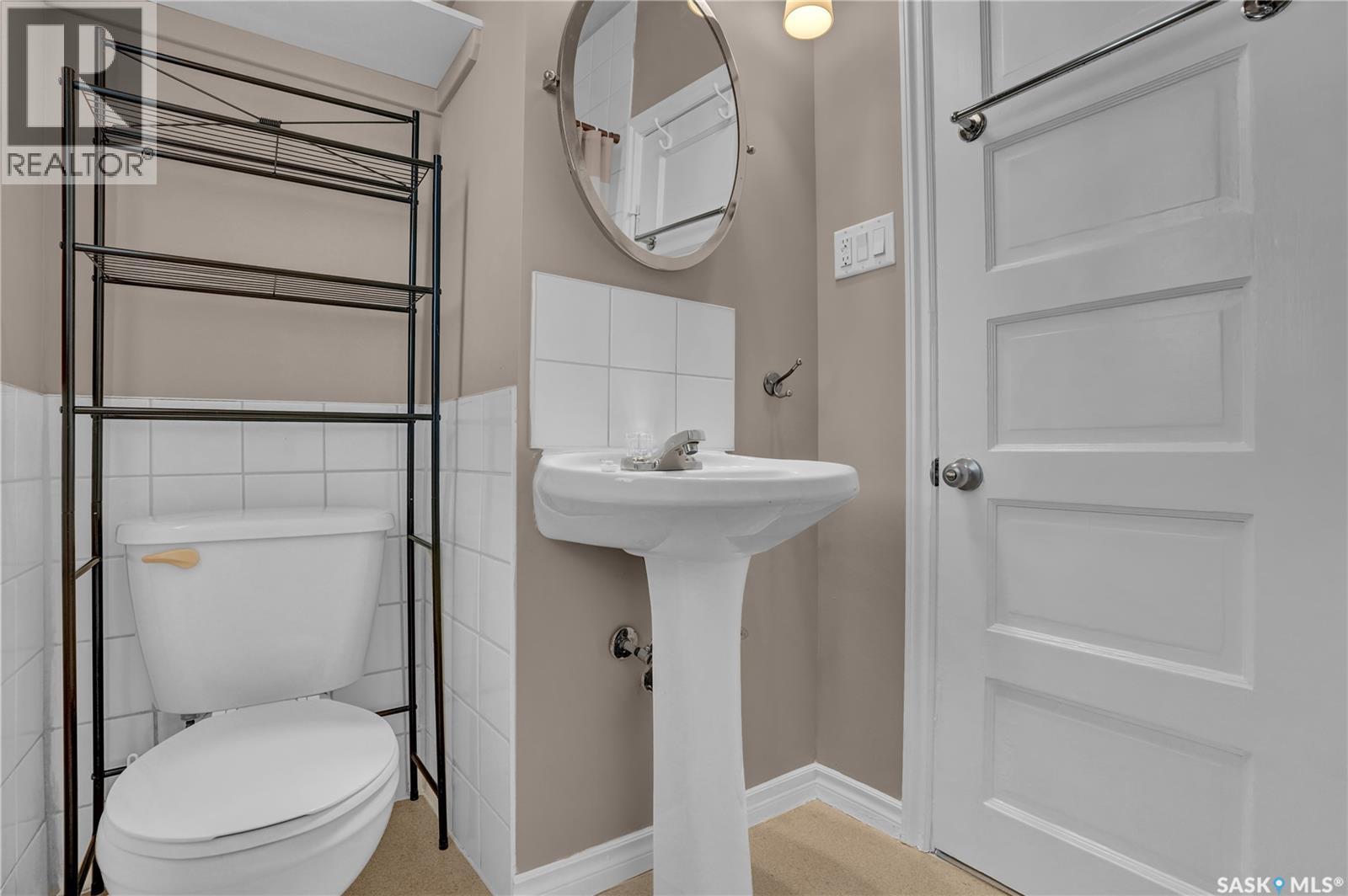 2022 Elliott Street, Regina, SK - Indoor Photo Showing Bathroom