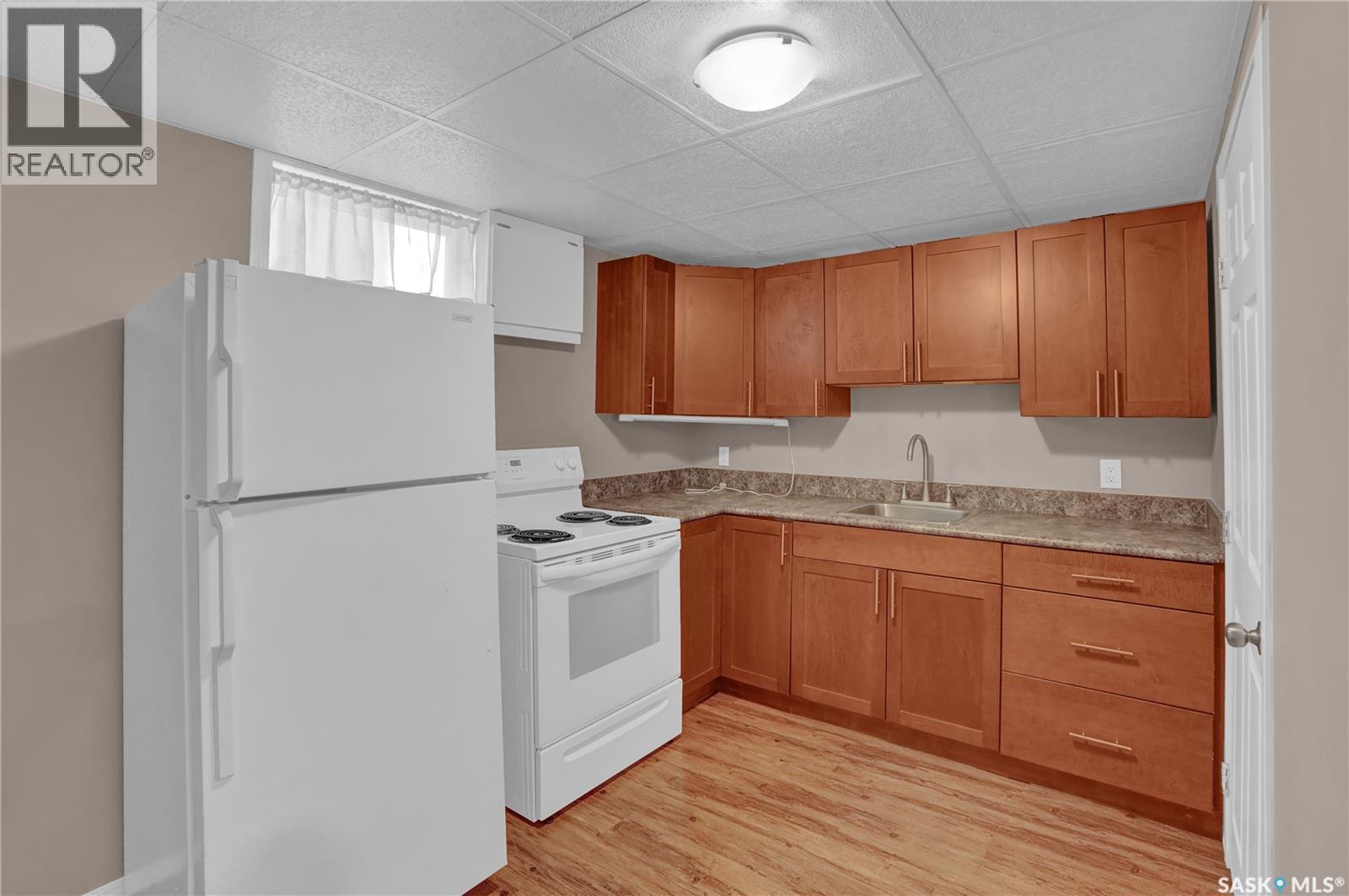 2022 Elliott Street, Regina, SK - Indoor Photo Showing Kitchen
