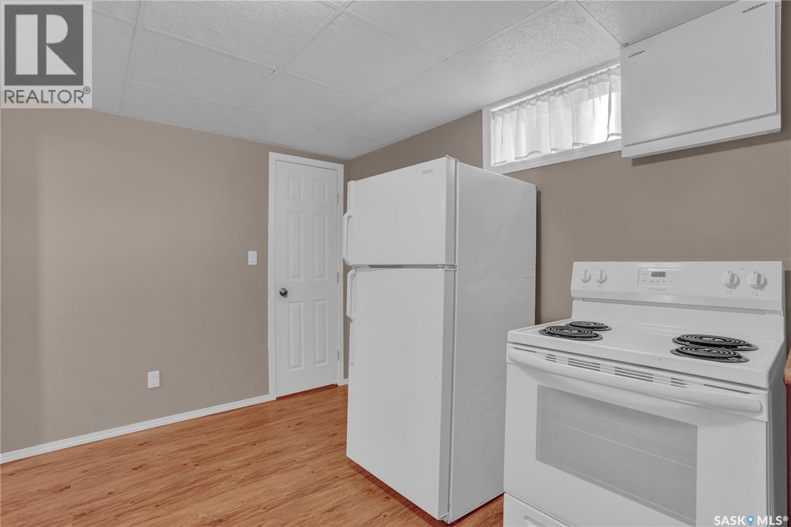 2022 Elliott Street, Regina, SK - Indoor Photo Showing Kitchen
