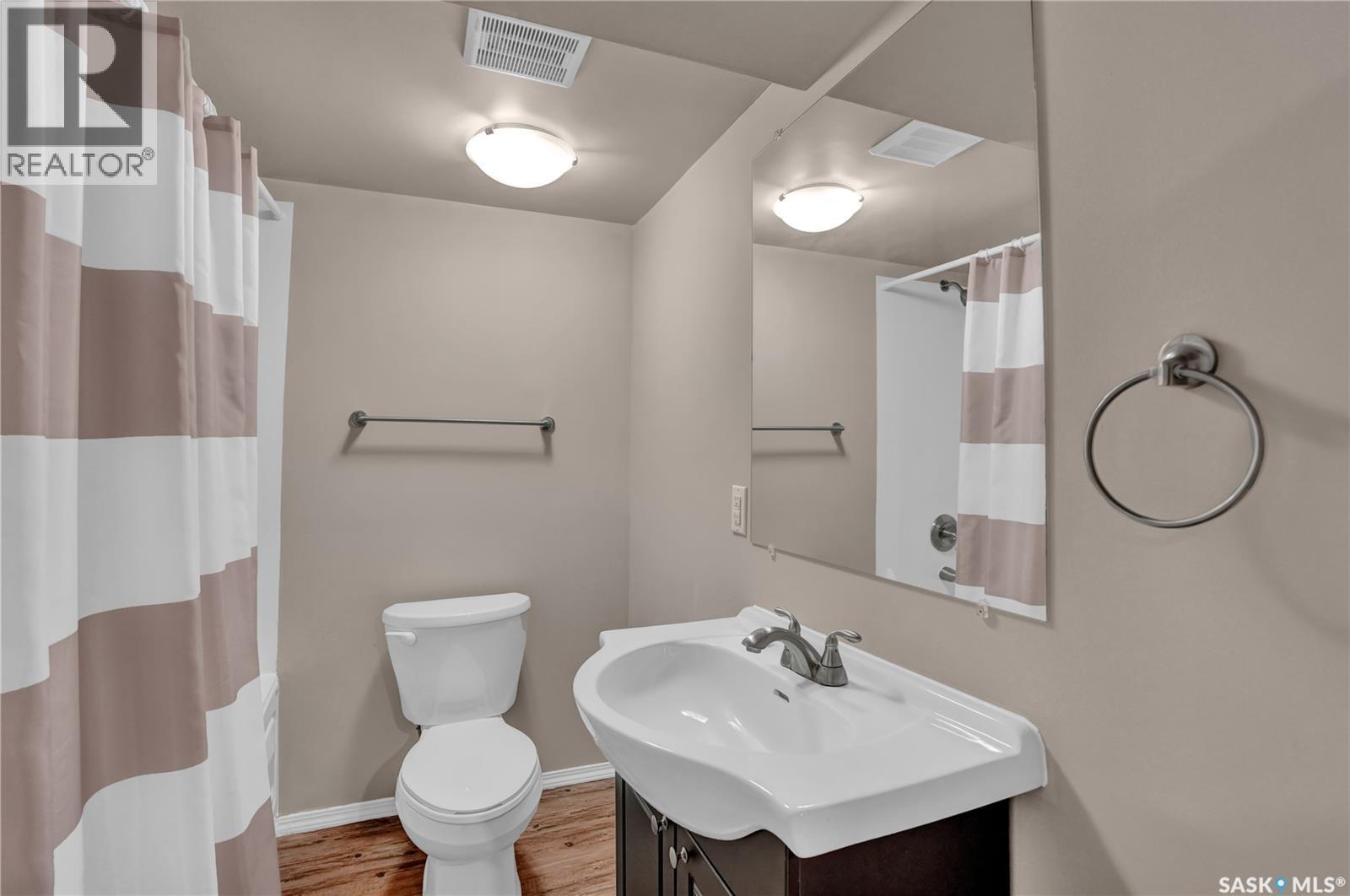 2022 Elliott Street, Regina, SK - Indoor Photo Showing Bathroom