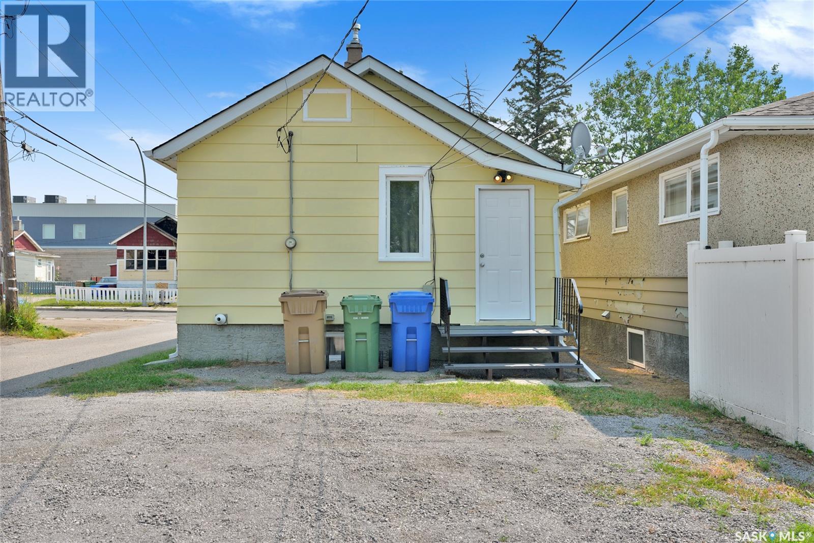 2022 Elliott Street, Regina, SK - Outdoor With Exterior