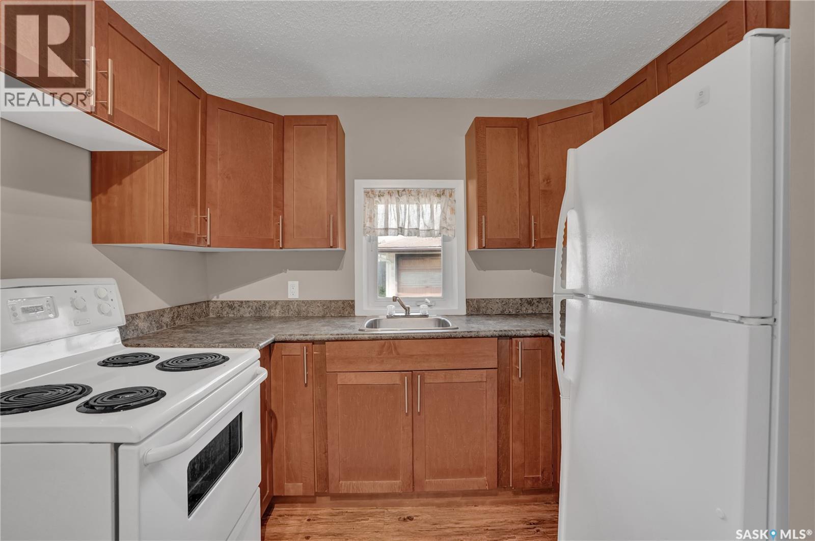 2022 Elliott Street, Regina, SK - Indoor Photo Showing Kitchen