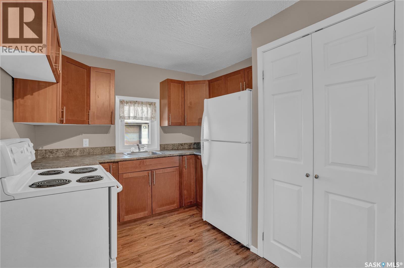 2022 Elliott Street, Regina, SK - Indoor Photo Showing Kitchen