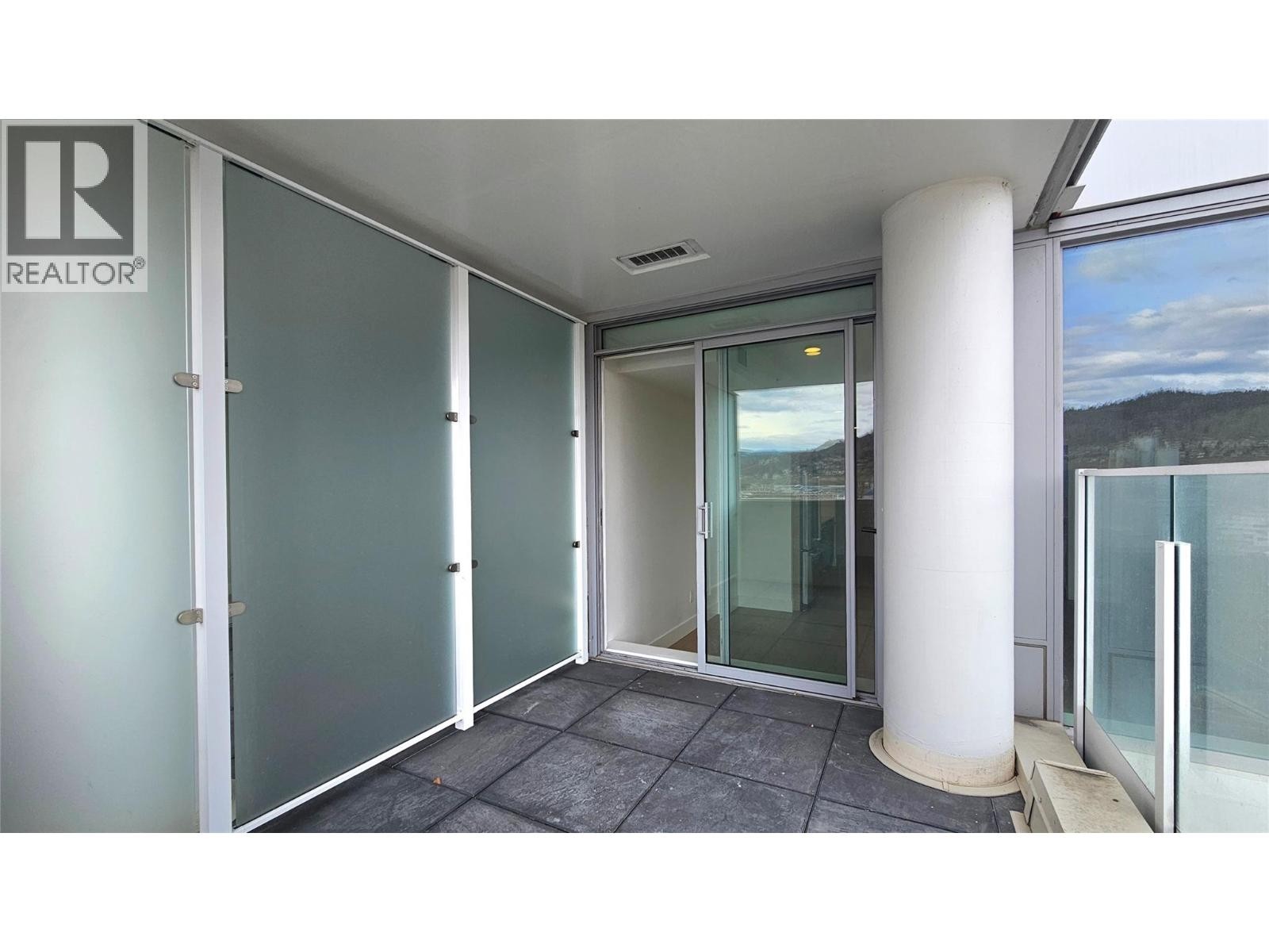 Unit Patio - 1191 Sunset Drive Unit# 609, Kelowna, BC - With Exterior