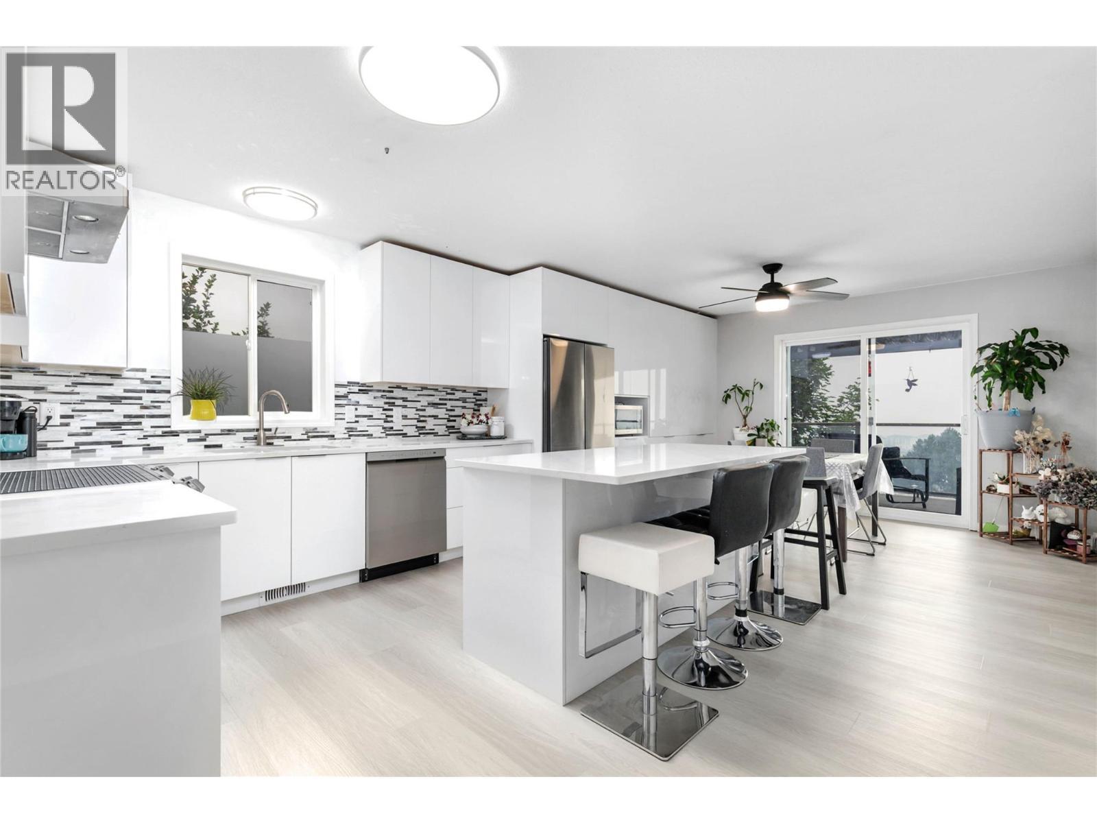 2440 Old Okanagan Highway Unit# 331, West Kelowna, BC - Indoor Photo Showing Kitchen With Upgraded Kitchen