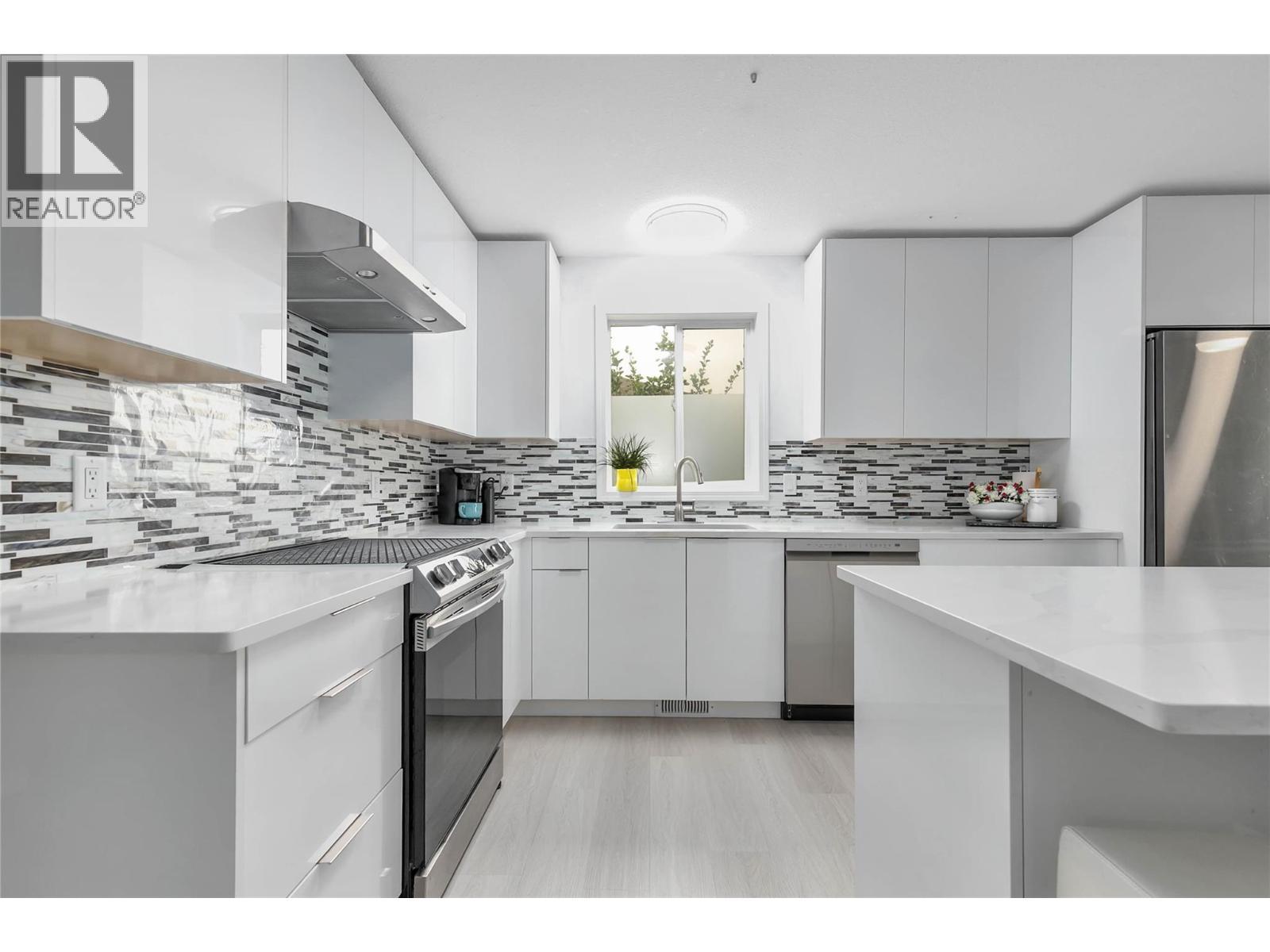 2440 Old Okanagan Highway Unit# 331, West Kelowna, BC - Indoor Photo Showing Kitchen With Upgraded Kitchen