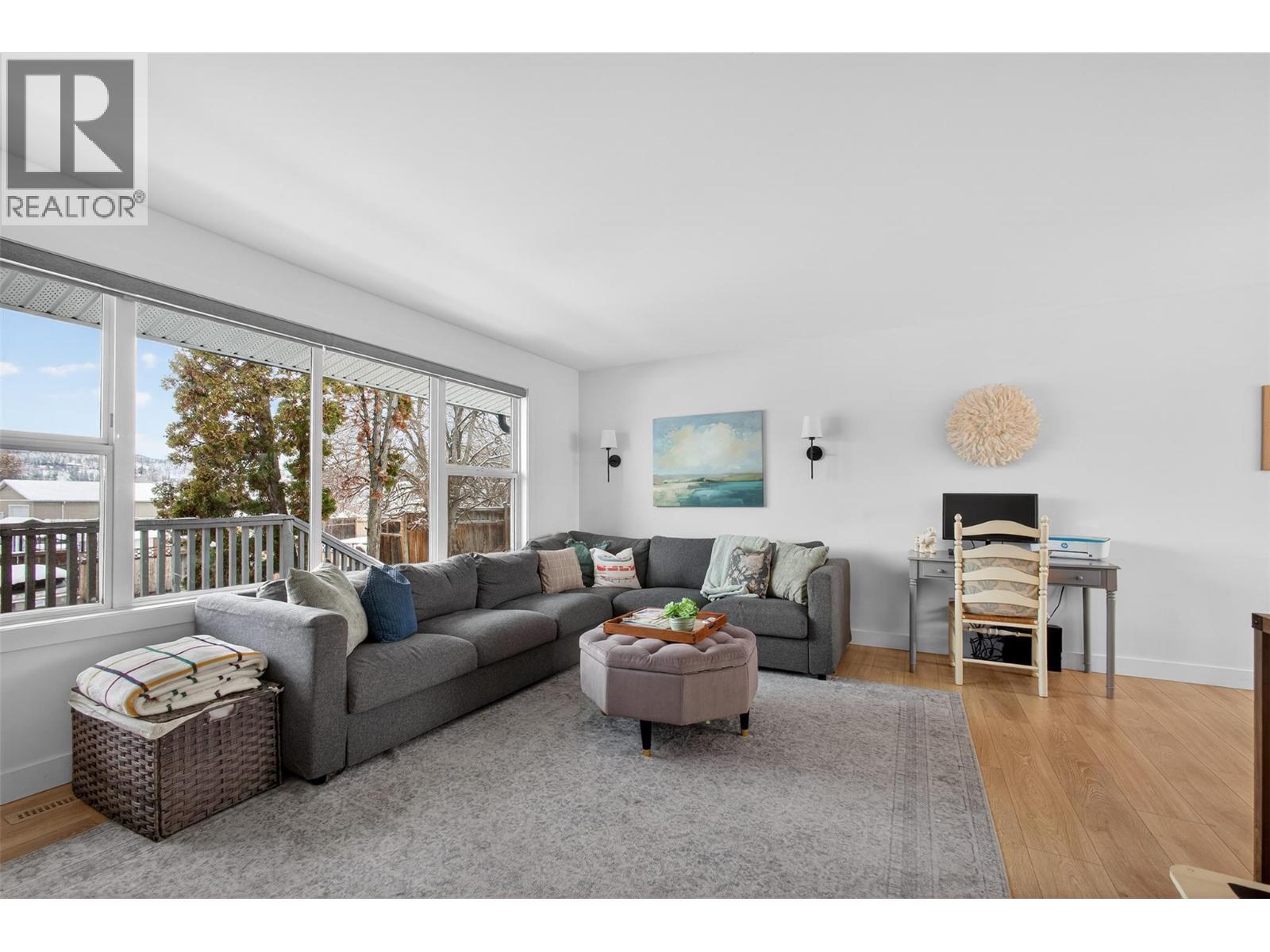 2490 Sexsmith Road, Kelowna, BC - Indoor Photo Showing Living Room