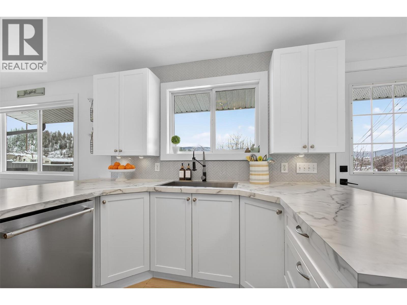 2490 Sexsmith Road, Kelowna, BC - Indoor Photo Showing Kitchen