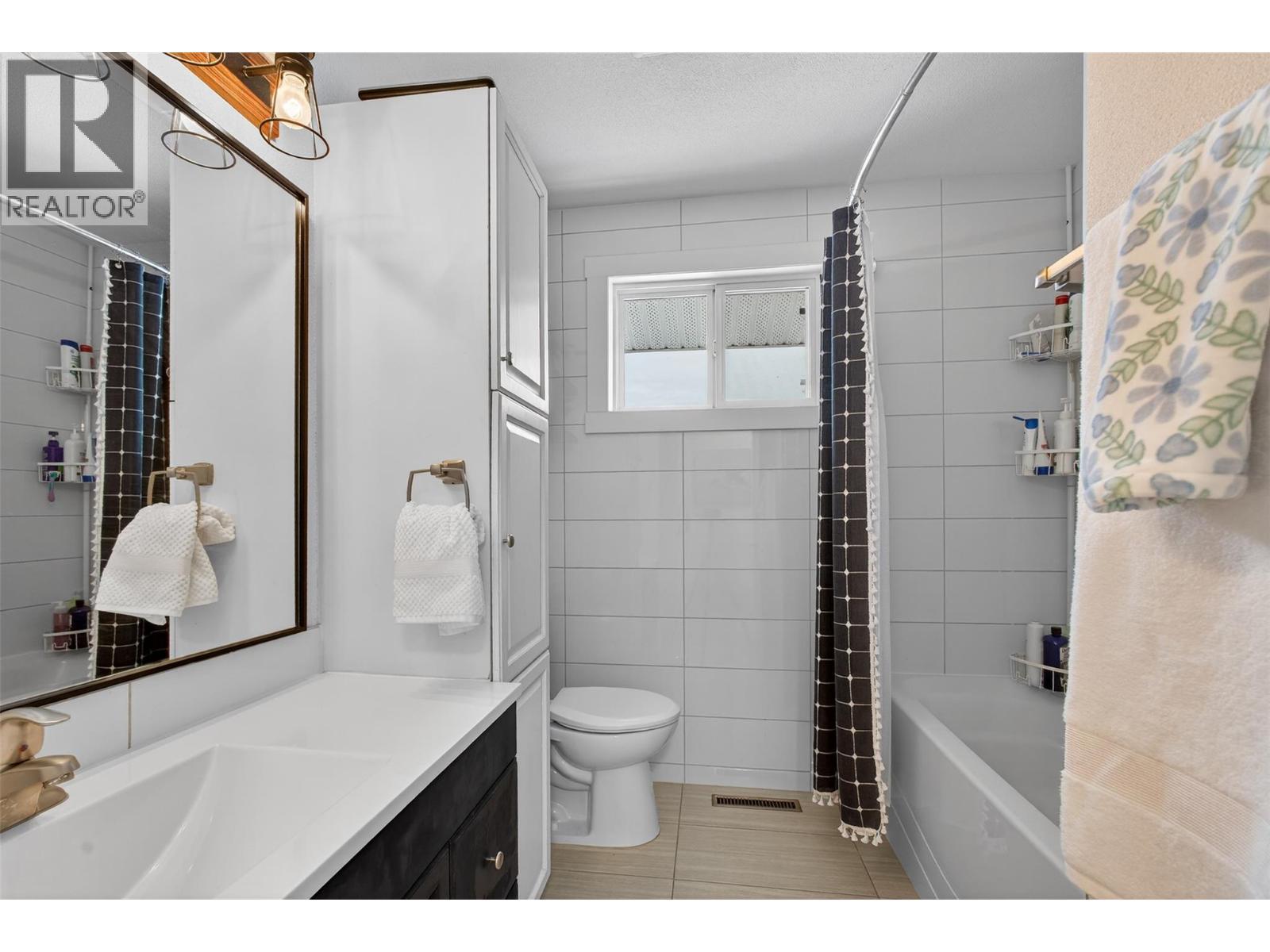 2490 Sexsmith Road, Kelowna, BC - Indoor Photo Showing Bathroom