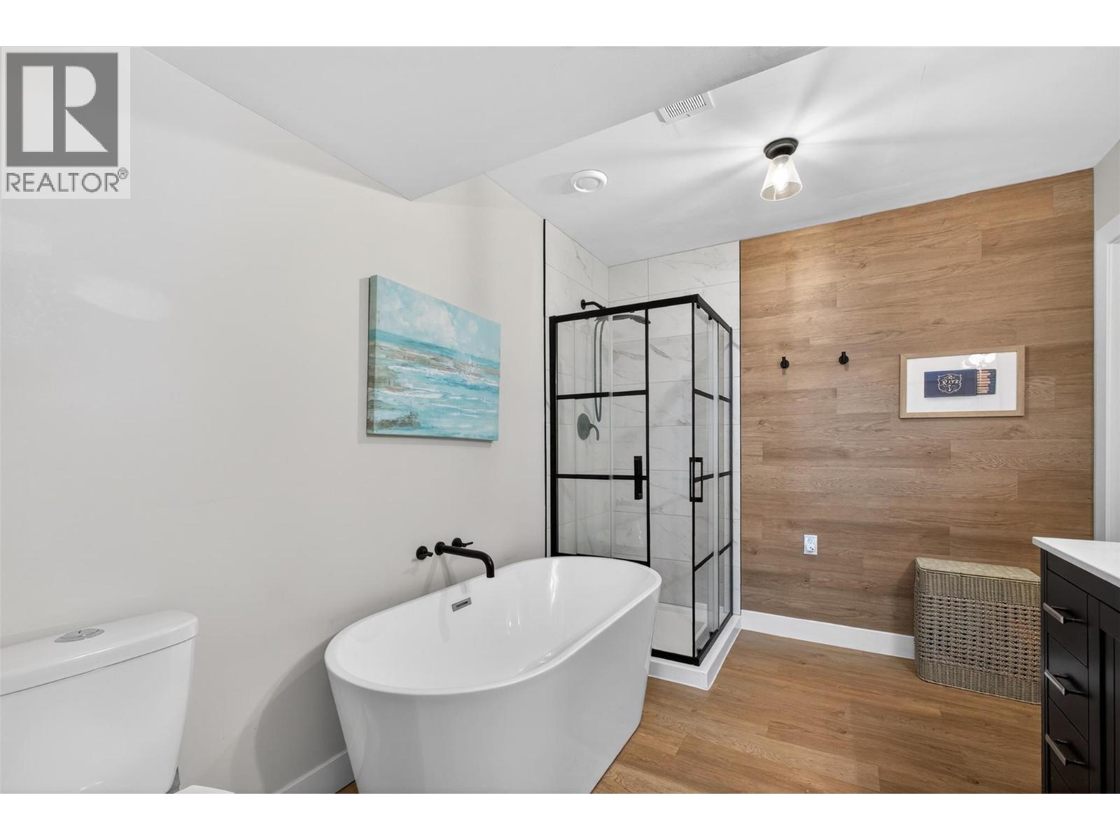 2490 Sexsmith Road, Kelowna, BC - Indoor Photo Showing Bathroom