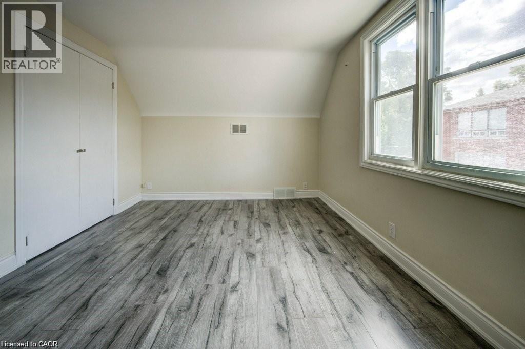 Room featuring wood-finish flooring, white baseboards, and a neutral wall color - 33 Sixth Avenue Unit# Upper, Kitchener, ON - Indoor Photo Showing Other Room