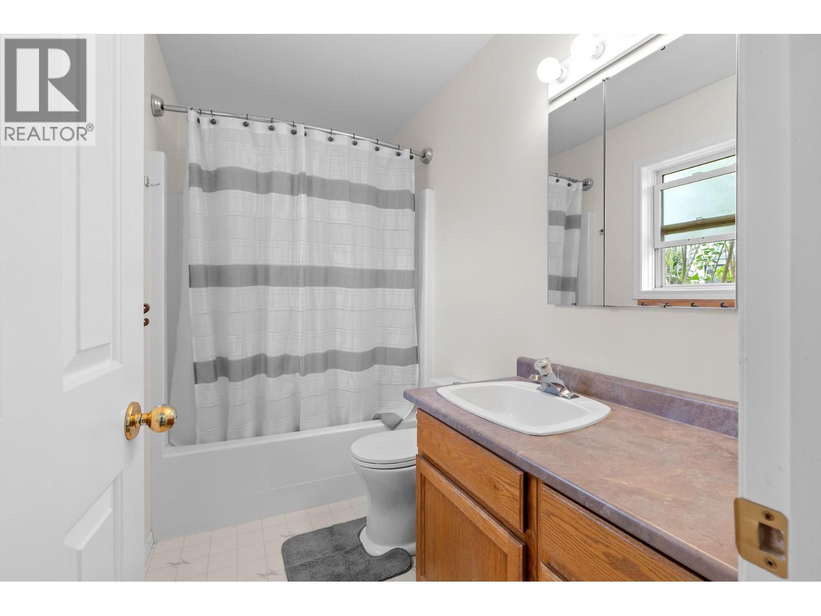 280 Cosens Court, Kelowna, BC - Indoor Photo Showing Bathroom