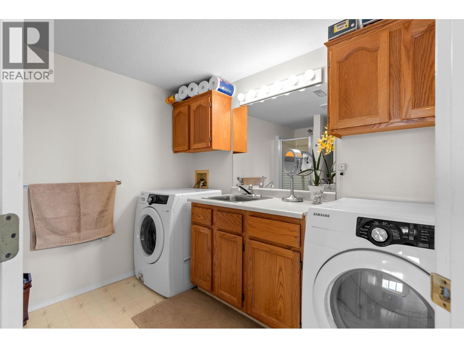 280 Cosens Court, Kelowna, BC - Indoor Photo Showing Laundry Room