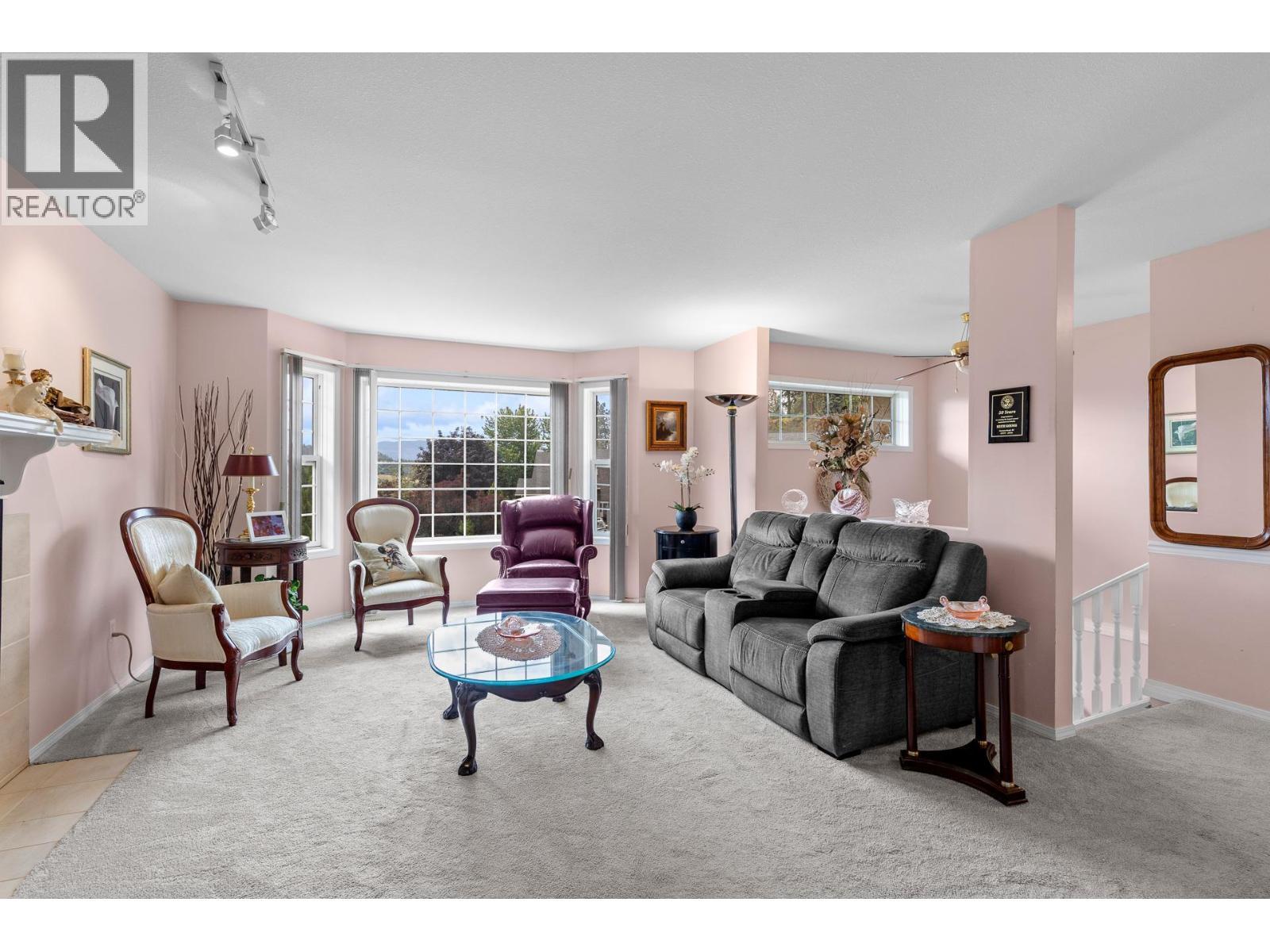 280 Cosens Court, Kelowna, BC - Indoor Photo Showing Living Room