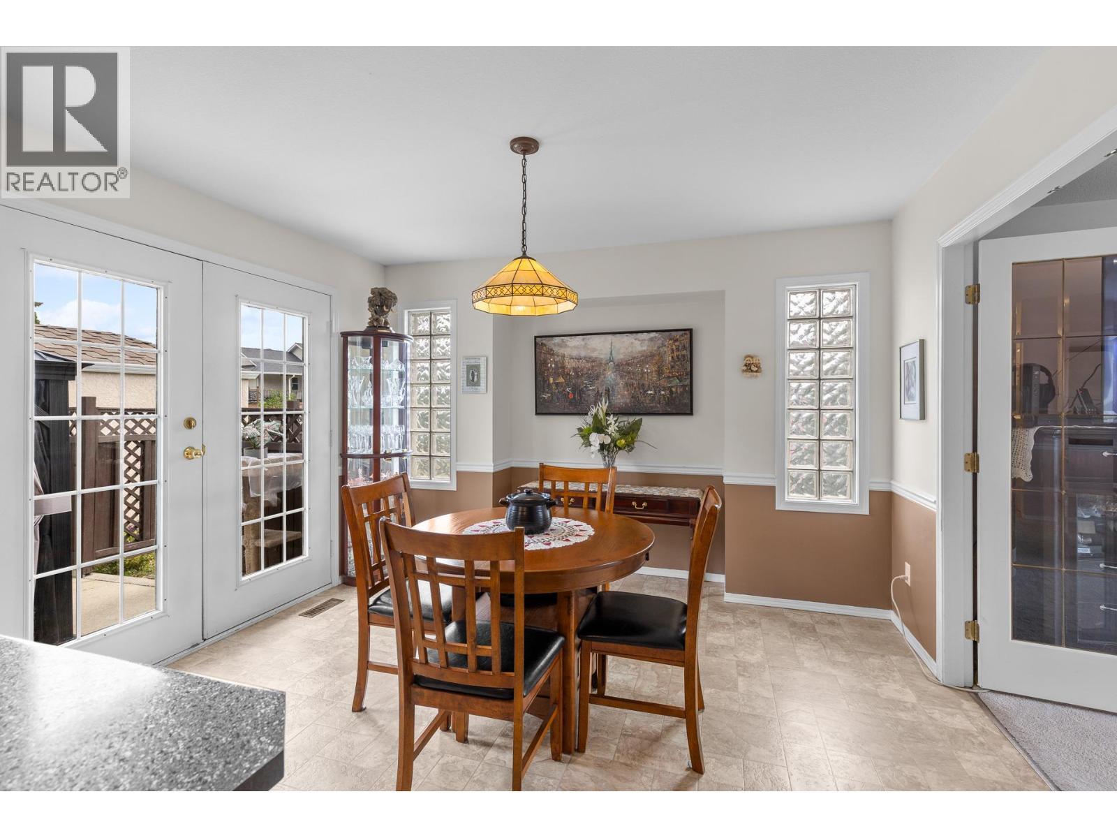 280 Cosens Court, Kelowna, BC - Indoor Photo Showing Dining Room