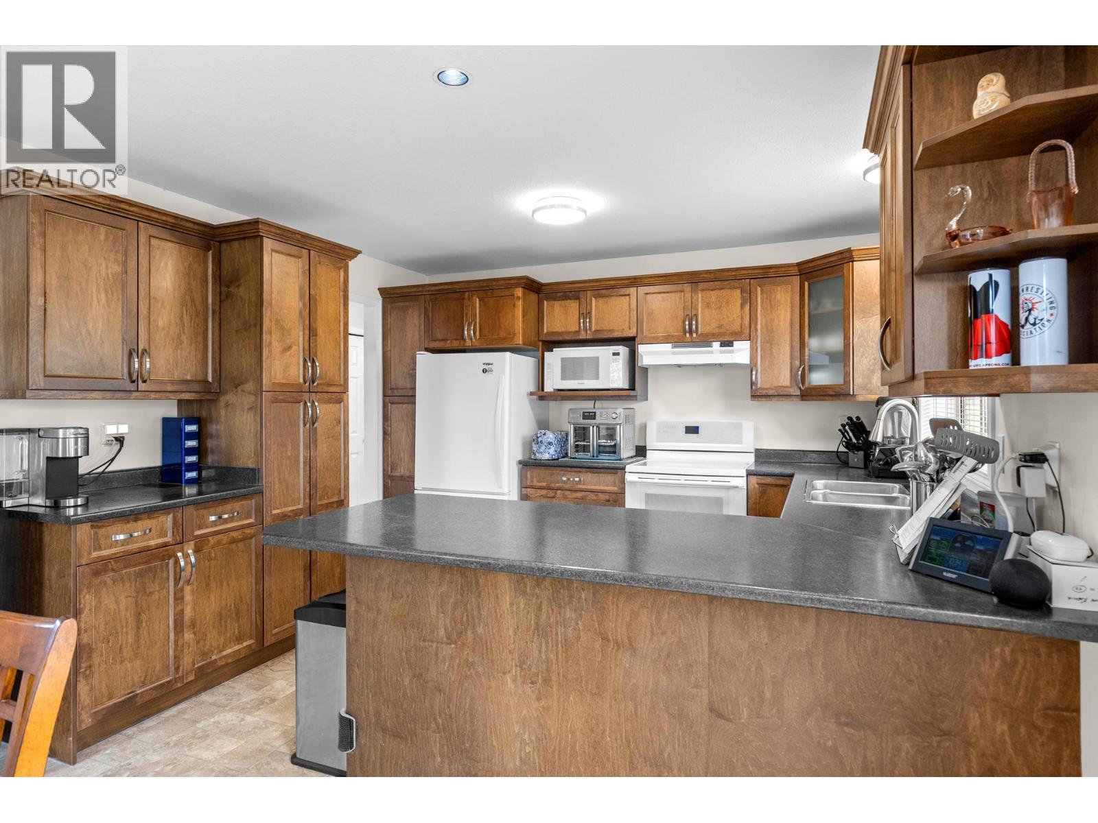280 Cosens Court, Kelowna, BC - Indoor Photo Showing Kitchen
