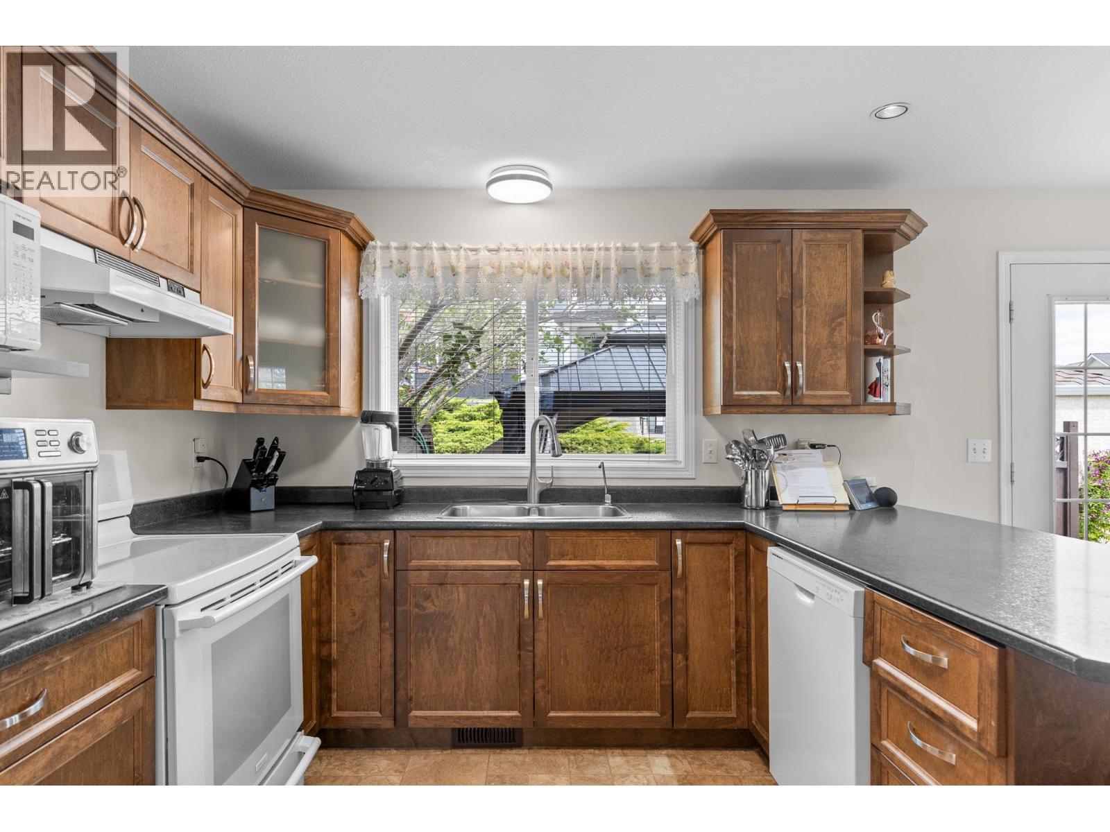 280 Cosens Court, Kelowna, BC - Indoor Photo Showing Kitchen With Double Sink