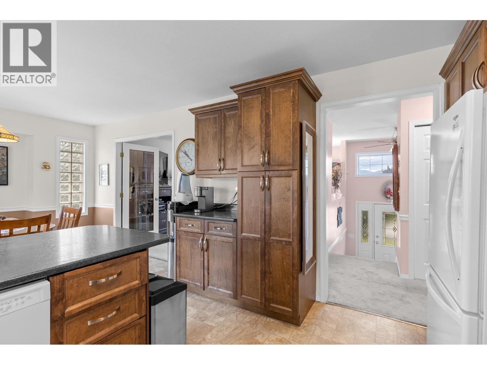 280 Cosens Court, Kelowna, BC - Indoor Photo Showing Kitchen