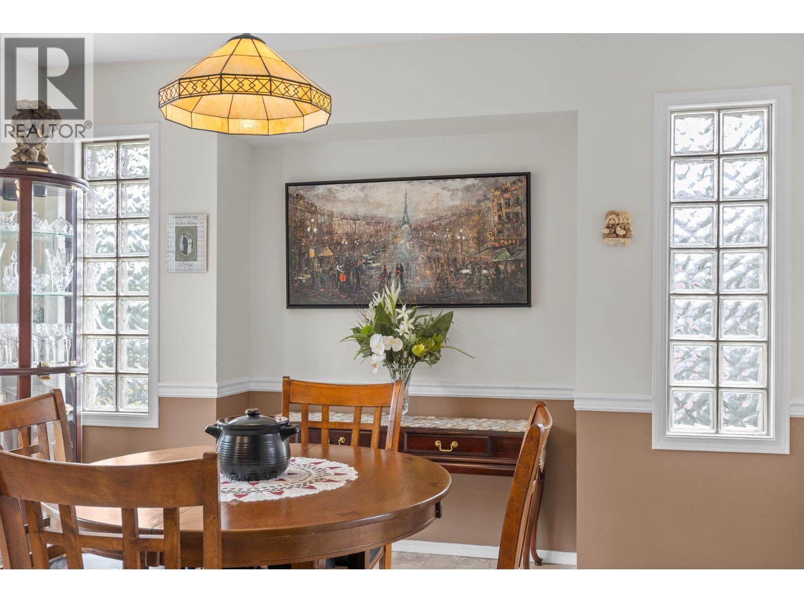 280 Cosens Court, Kelowna, BC - Indoor Photo Showing Dining Room
