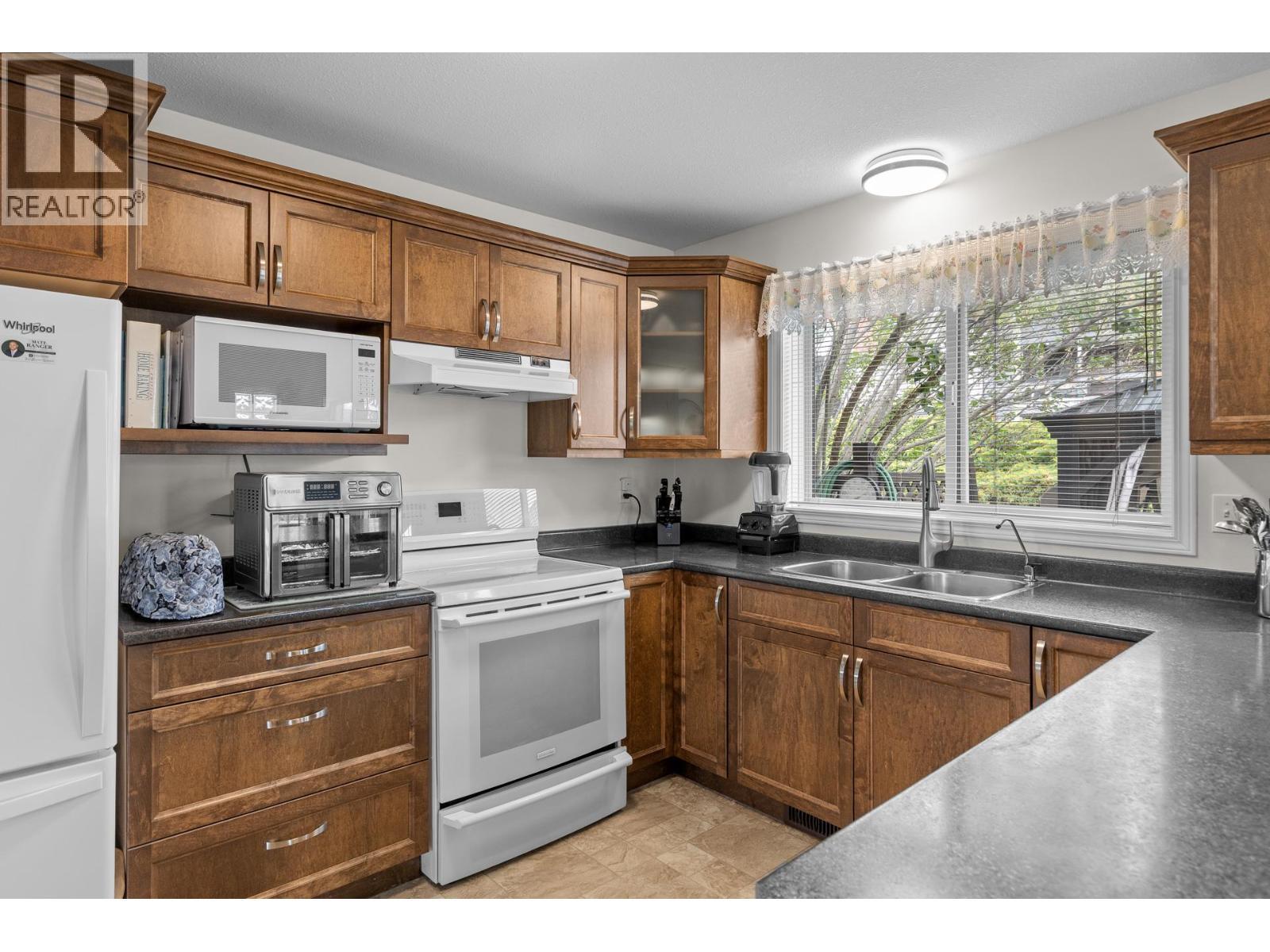 280 Cosens Court, Kelowna, BC - Indoor Photo Showing Kitchen With Double Sink
