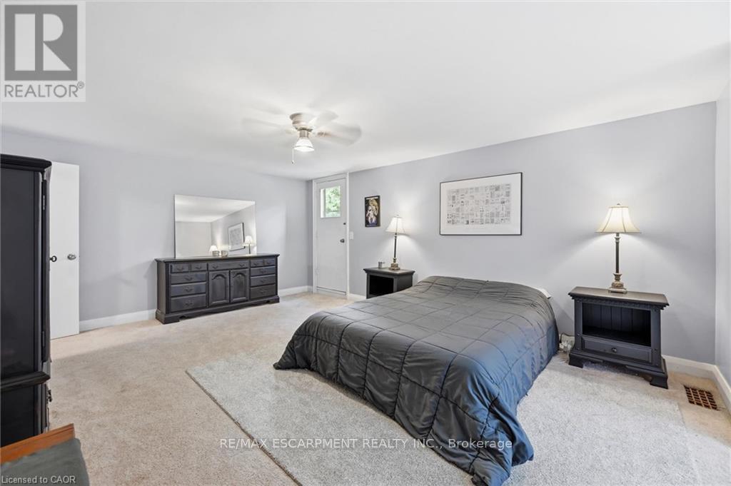 938 Cloverleaf Drive, Burlington, ON - Indoor Photo Showing Bedroom