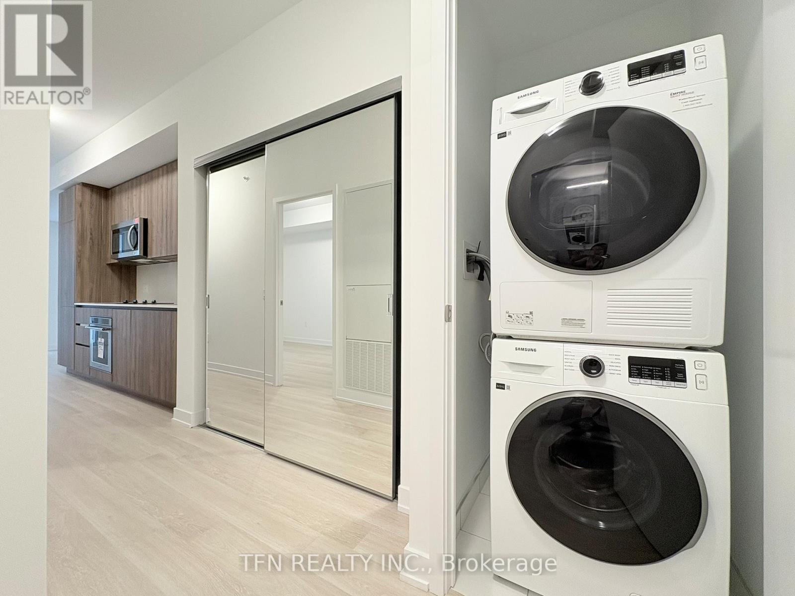 427 - 15 Richardson Street, Toronto, ON - Indoor Photo Showing Laundry Room
