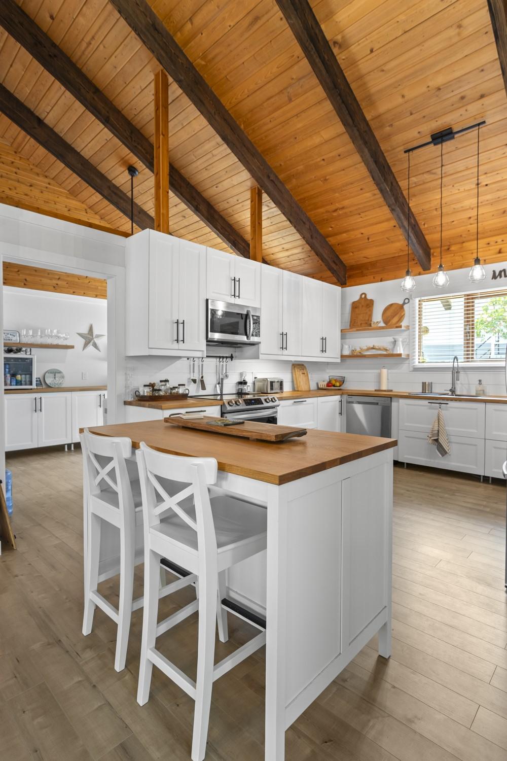 10215 Twin Bays Road, Twin Bays, BC - Indoor