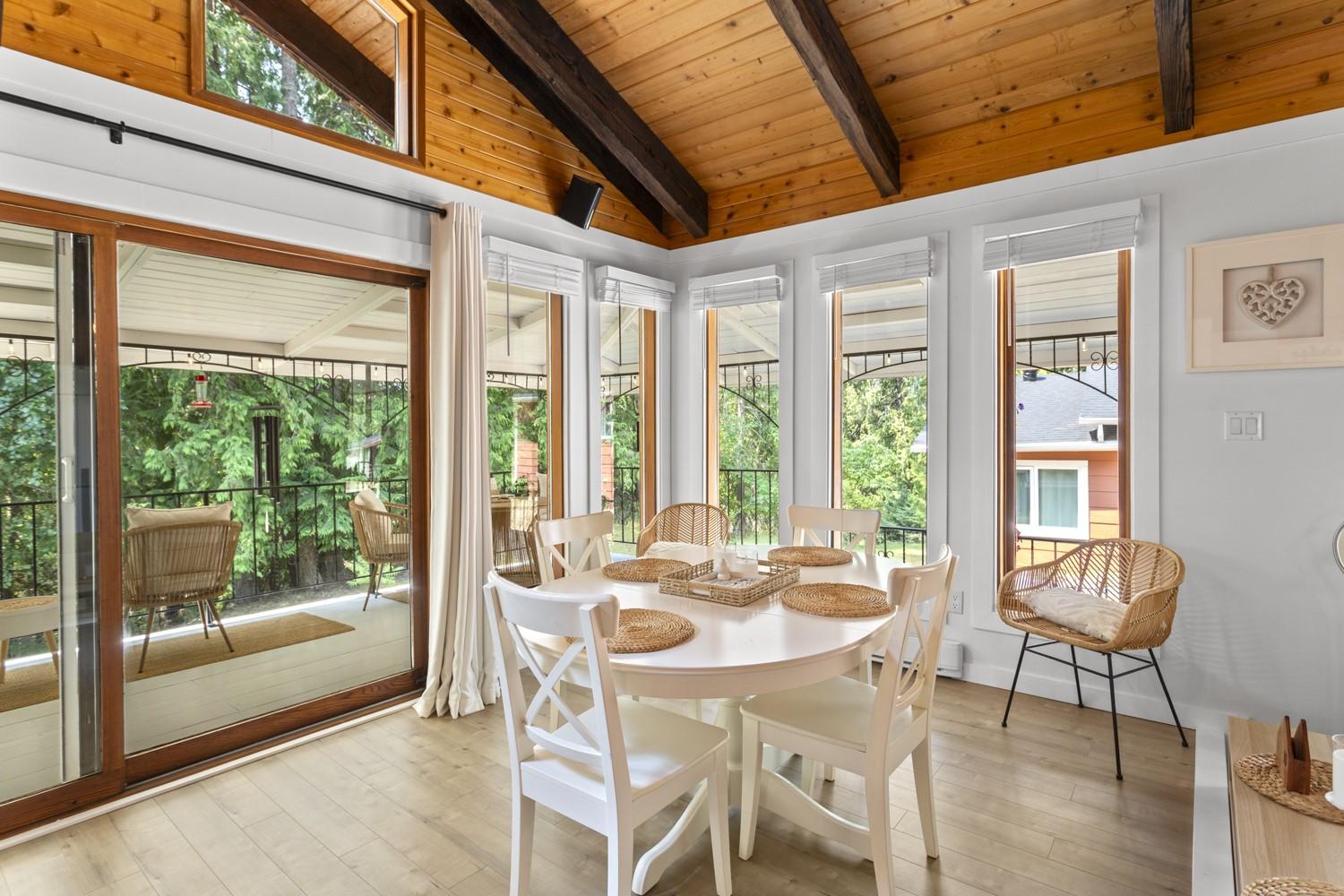 10215 Twin Bays Road, Twin Bays, BC - Indoor Photo Showing Dining Room