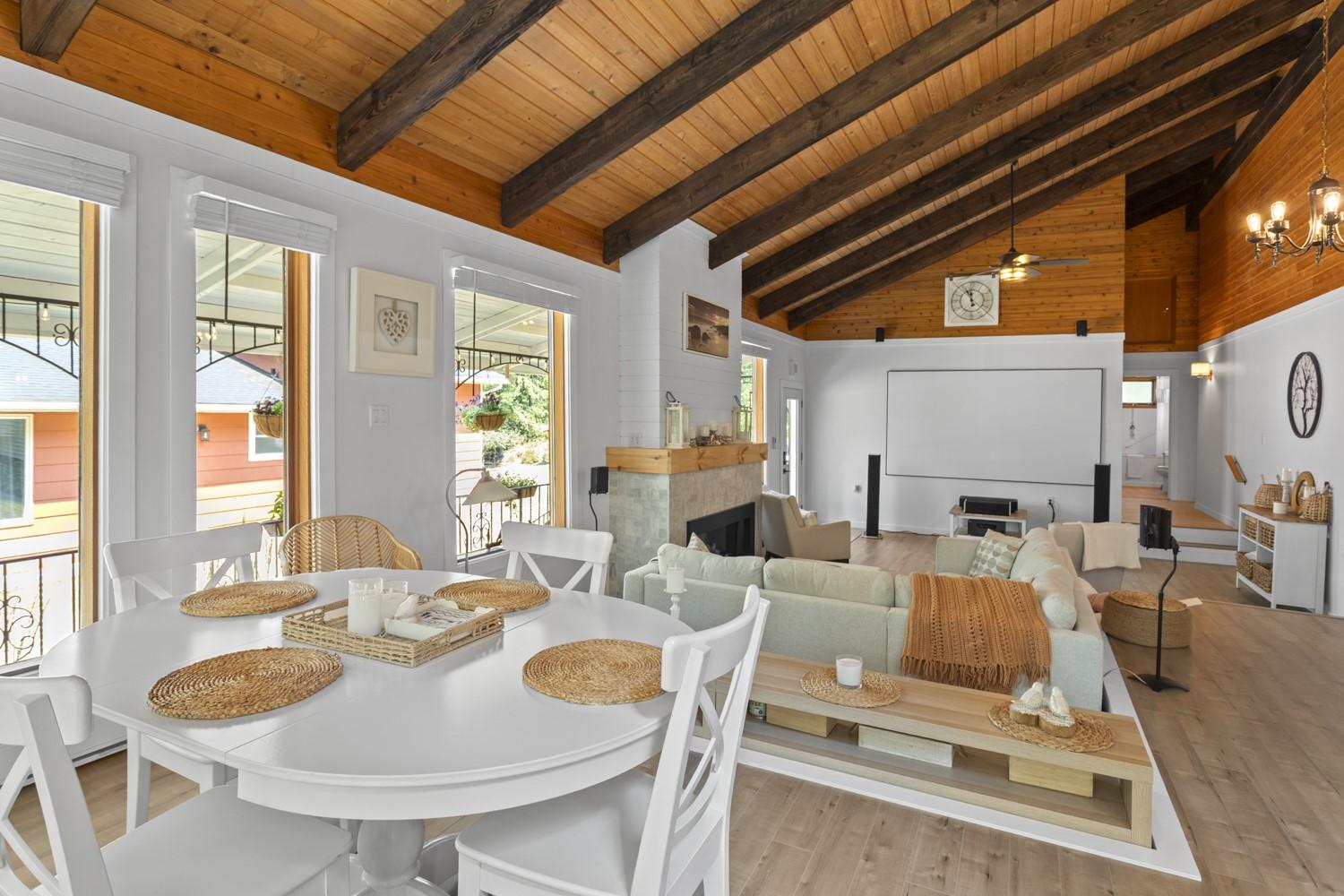 10215 Twin Bays Road, Twin Bays, BC - Indoor Photo Showing Dining Room