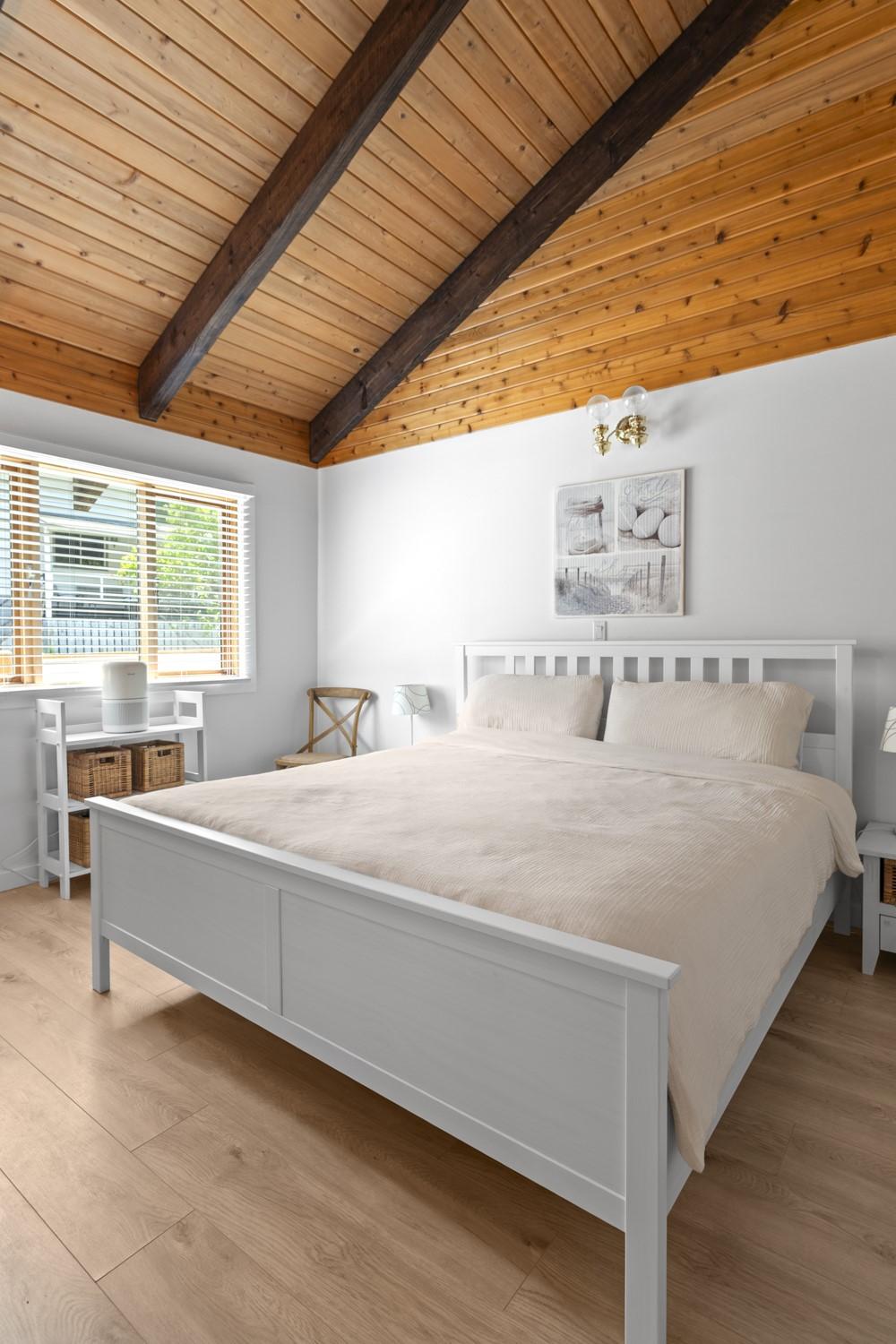 10215 Twin Bays Road, Twin Bays, BC - Indoor Photo Showing Bedroom
