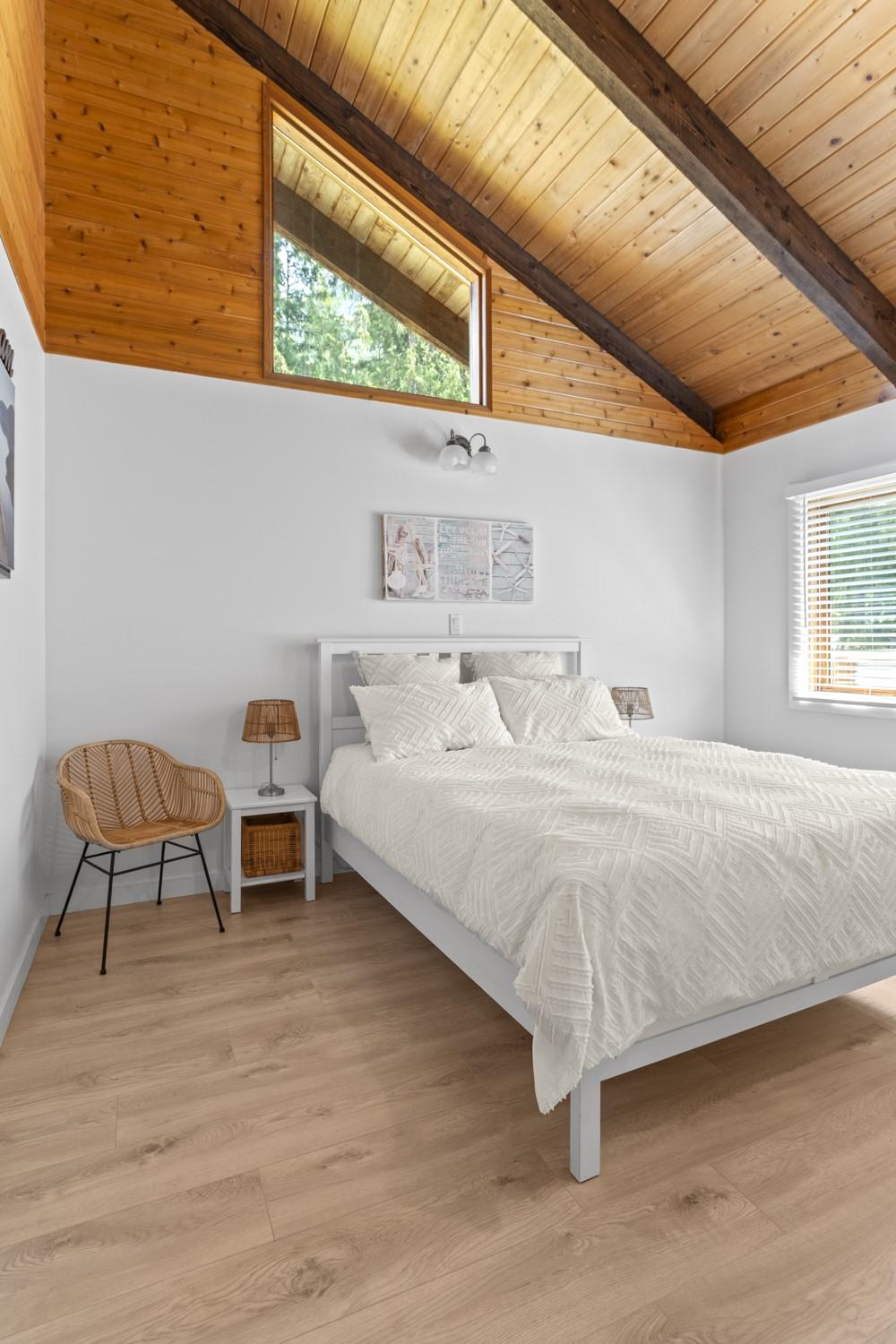 10215 Twin Bays Road, Twin Bays, BC - Indoor Photo Showing Bedroom
