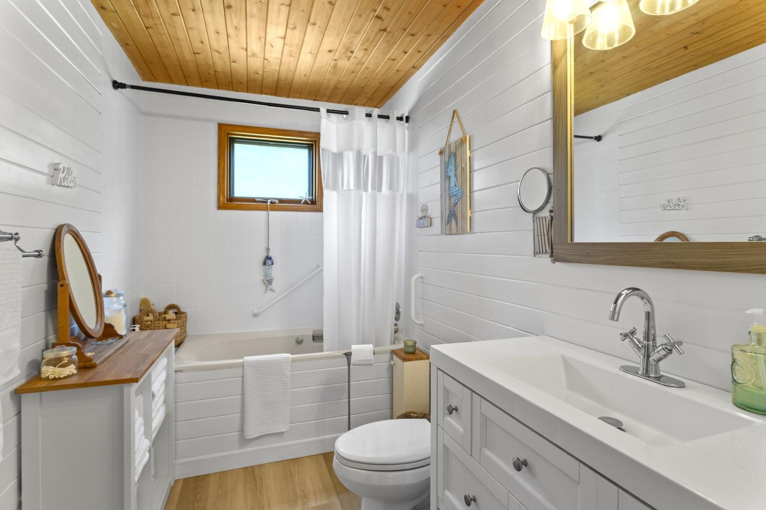 10215 Twin Bays Road, Twin Bays, BC - Indoor Photo Showing Bathroom