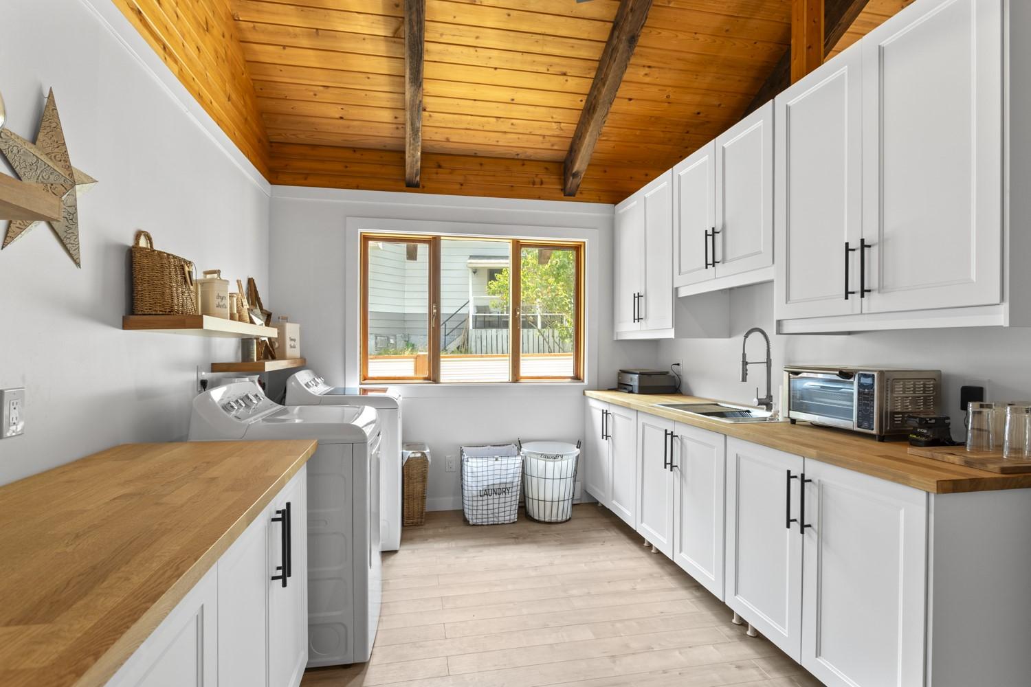 10215 Twin Bays Road, Twin Bays, BC - Indoor