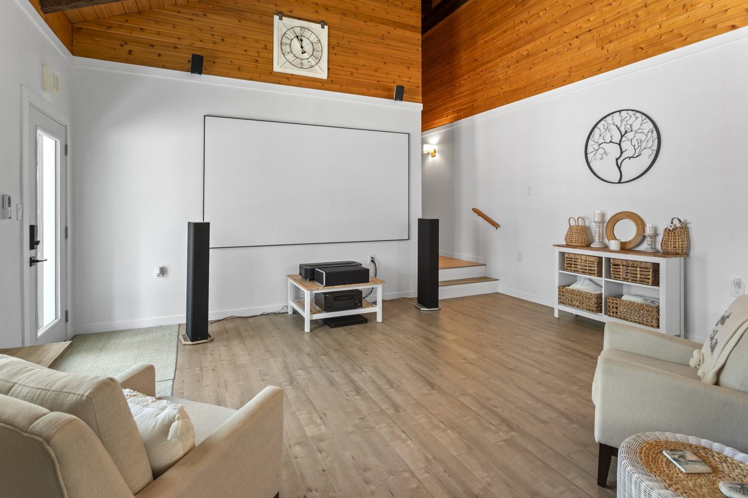 10215 Twin Bays Road, Twin Bays, BC - Indoor Photo Showing Other Room