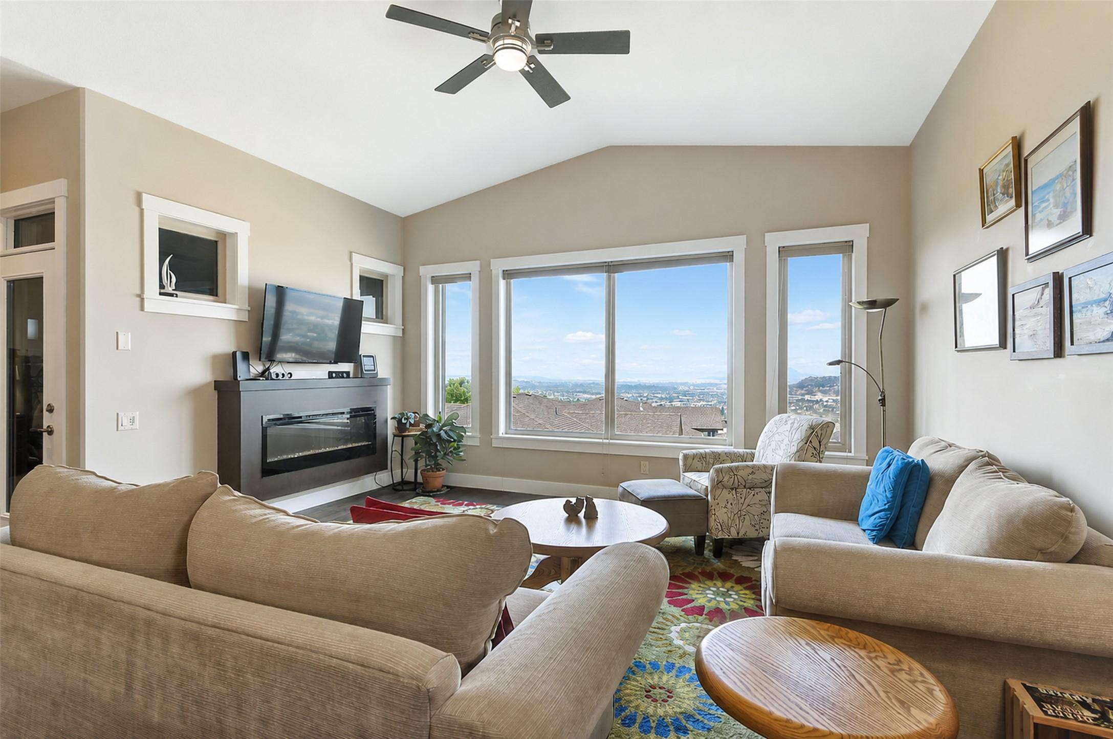 2-1836 Tower Ranch Boulevard, Kelowna, BC - Indoor Photo Showing Living Room With Fireplace
